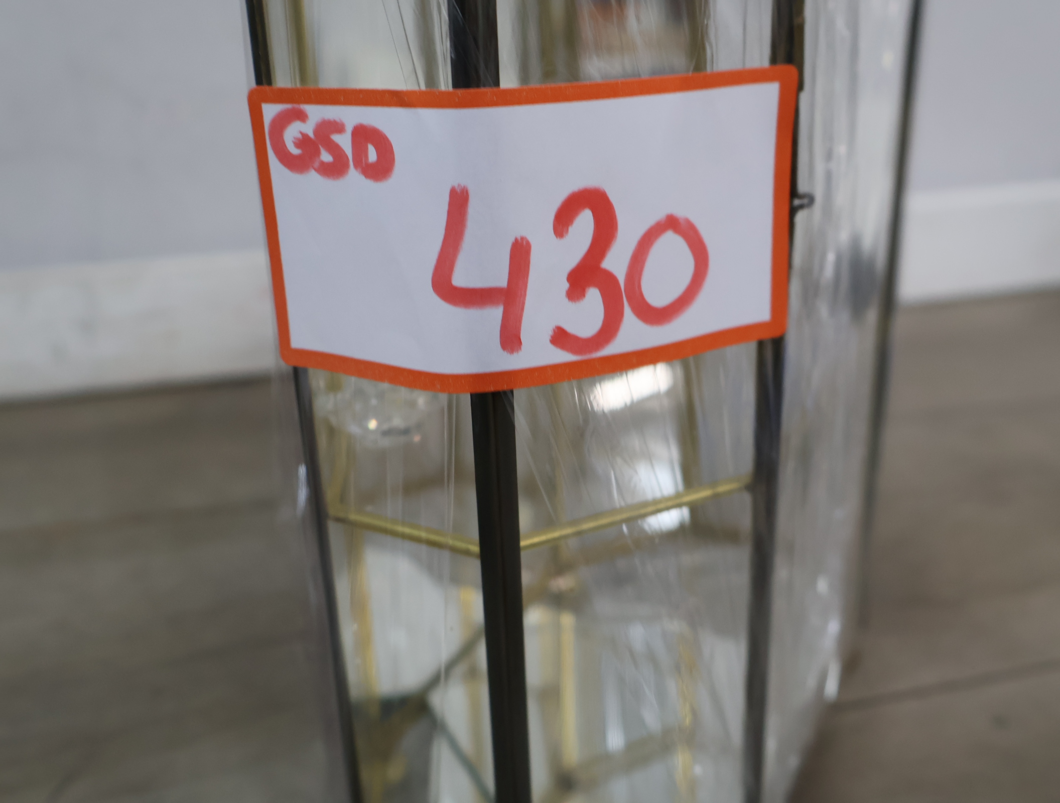 Glazen mini vitrine met messing frame – foto 24 – kavel bij GSD Auctions, Zoeterwoude