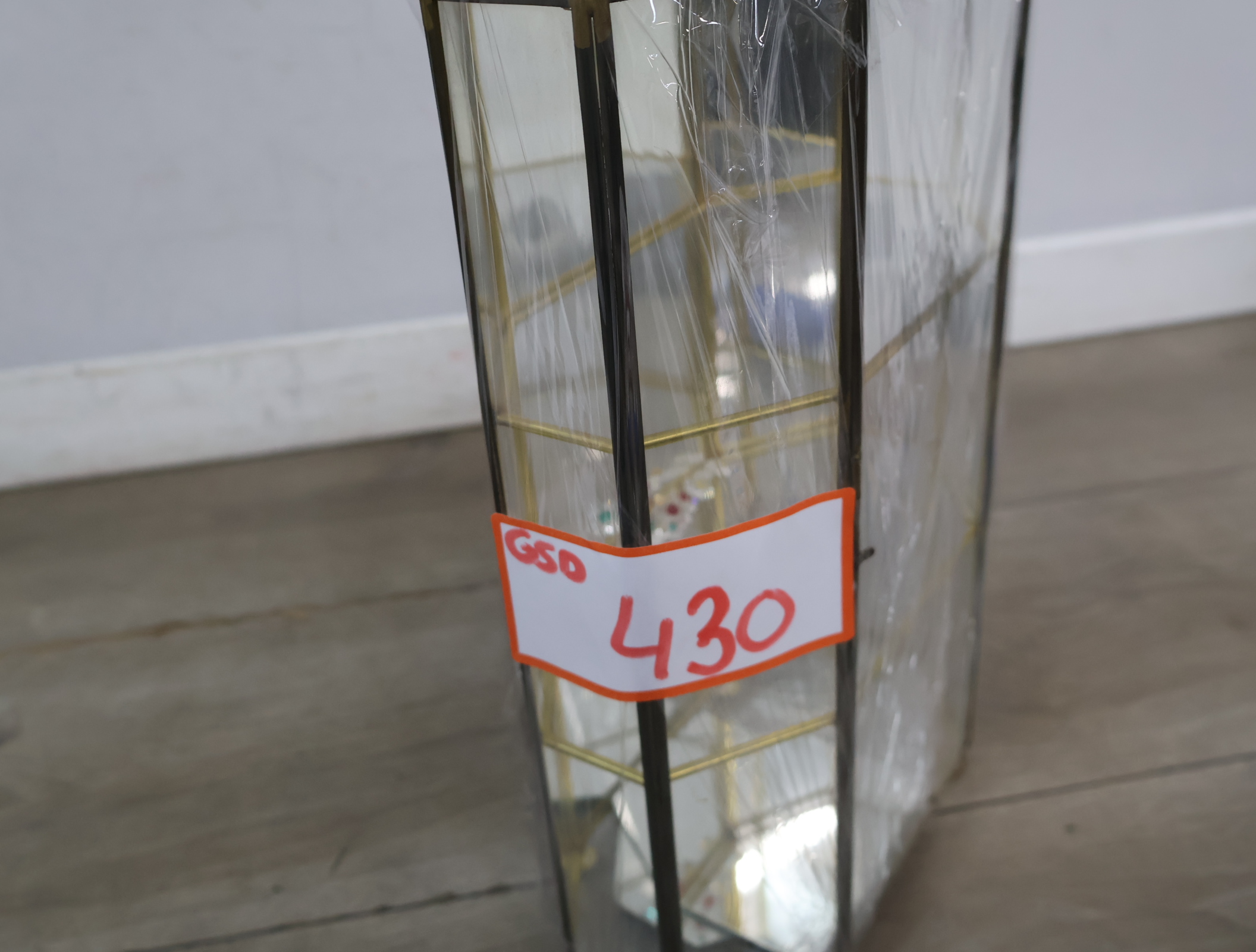 Glazen mini vitrine met messing frame – foto 25 – kavel bij GSD Auctions, Zoeterwoude