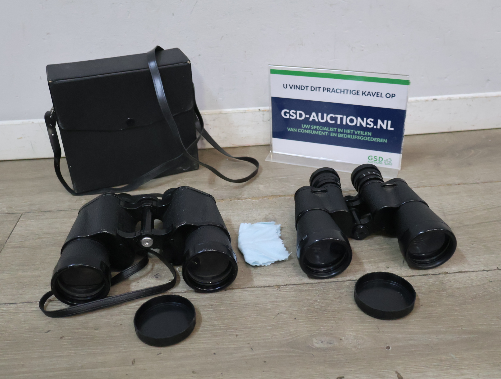 Twee zwarte verrekijkers – foto 2 – kavel bij GSD Auctions, Zoeterwoude