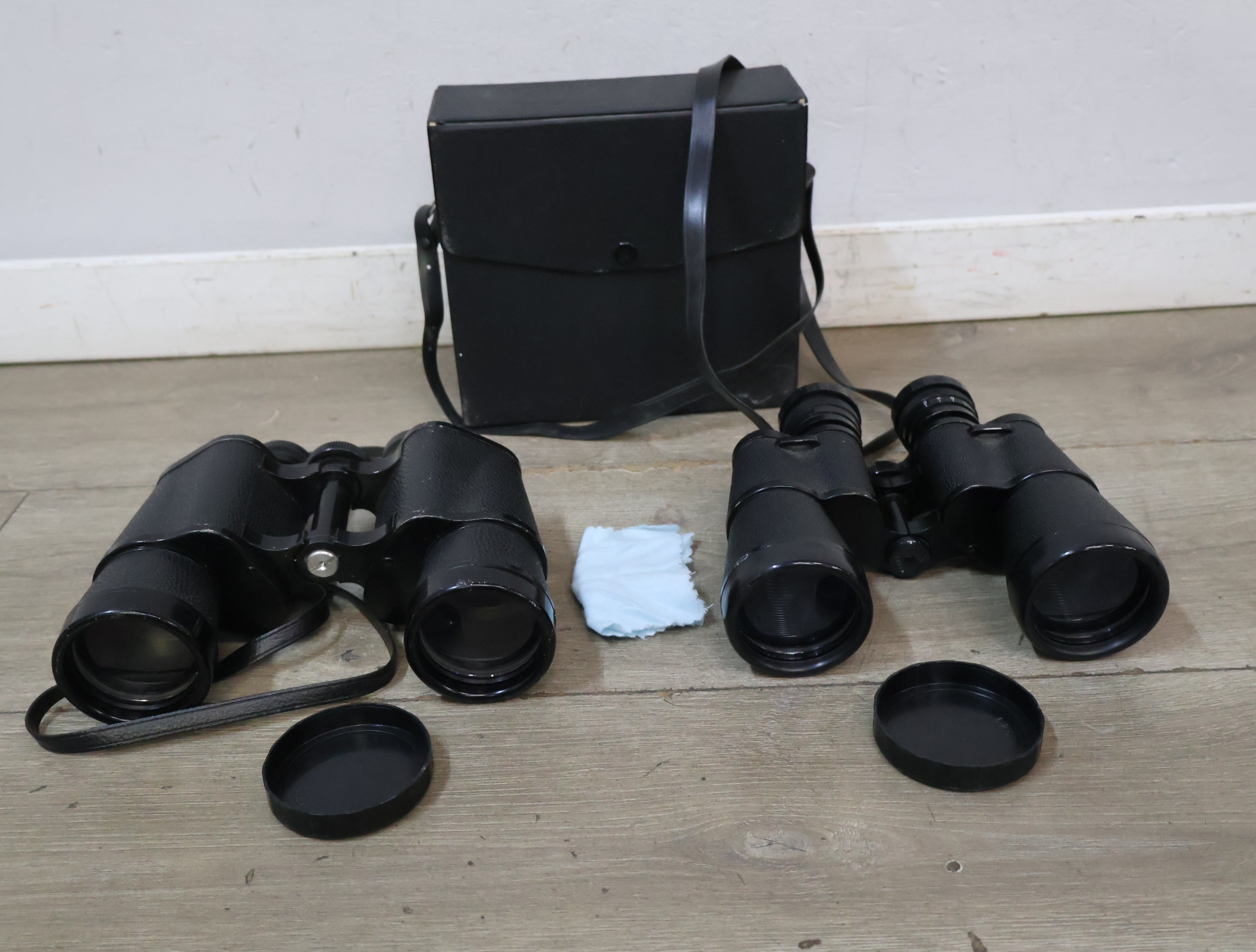 Twee zwarte verrekijkers – foto 3 – kavel bij GSD Auctions, Zoeterwoude
