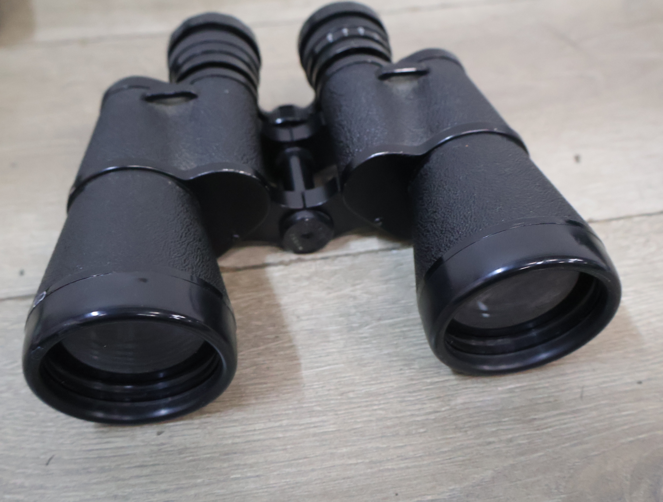 Twee zwarte verrekijkers – foto 4 – kavel bij GSD Auctions, Zoeterwoude