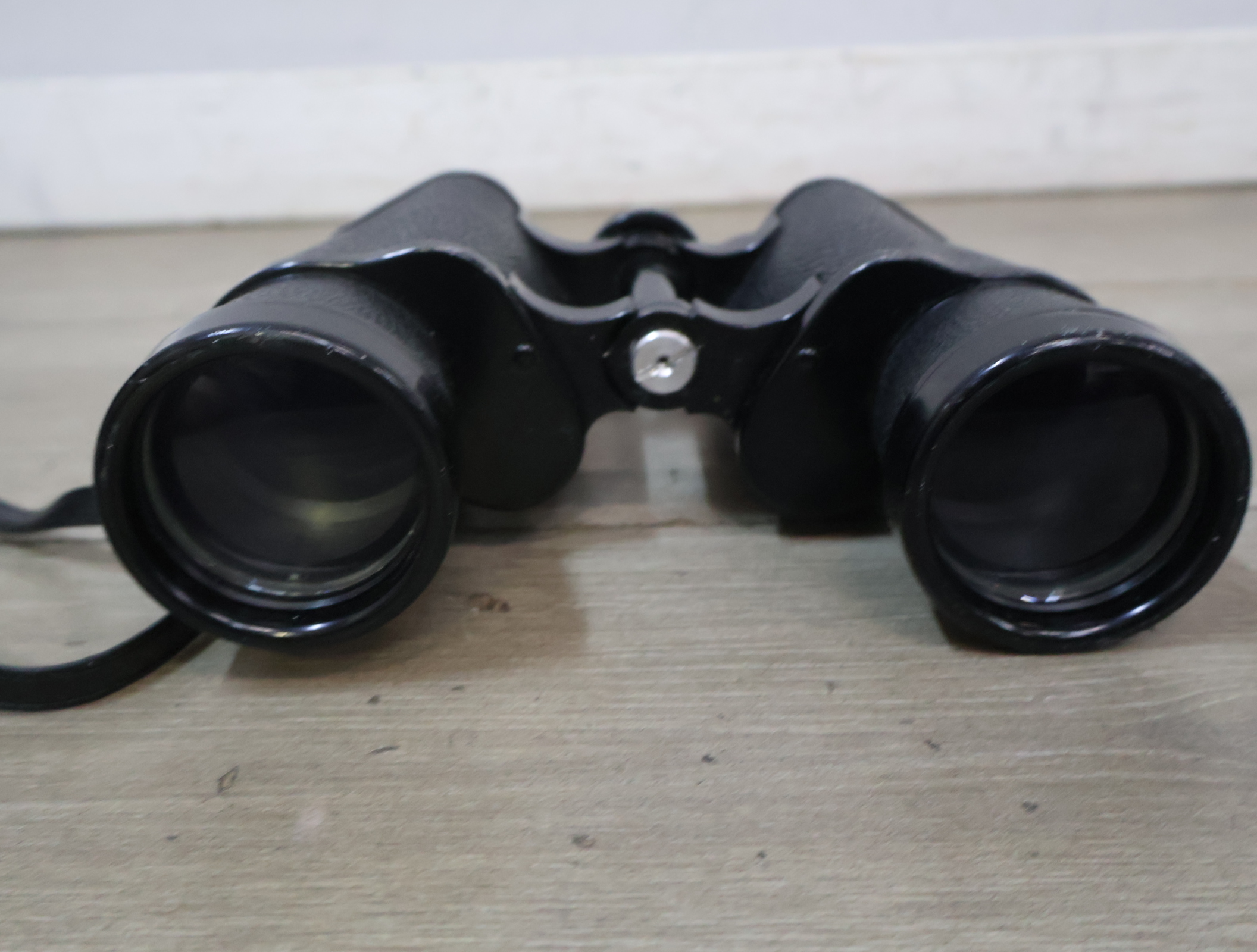 Twee zwarte verrekijkers – foto 8 – kavel bij GSD Auctions, Zoeterwoude