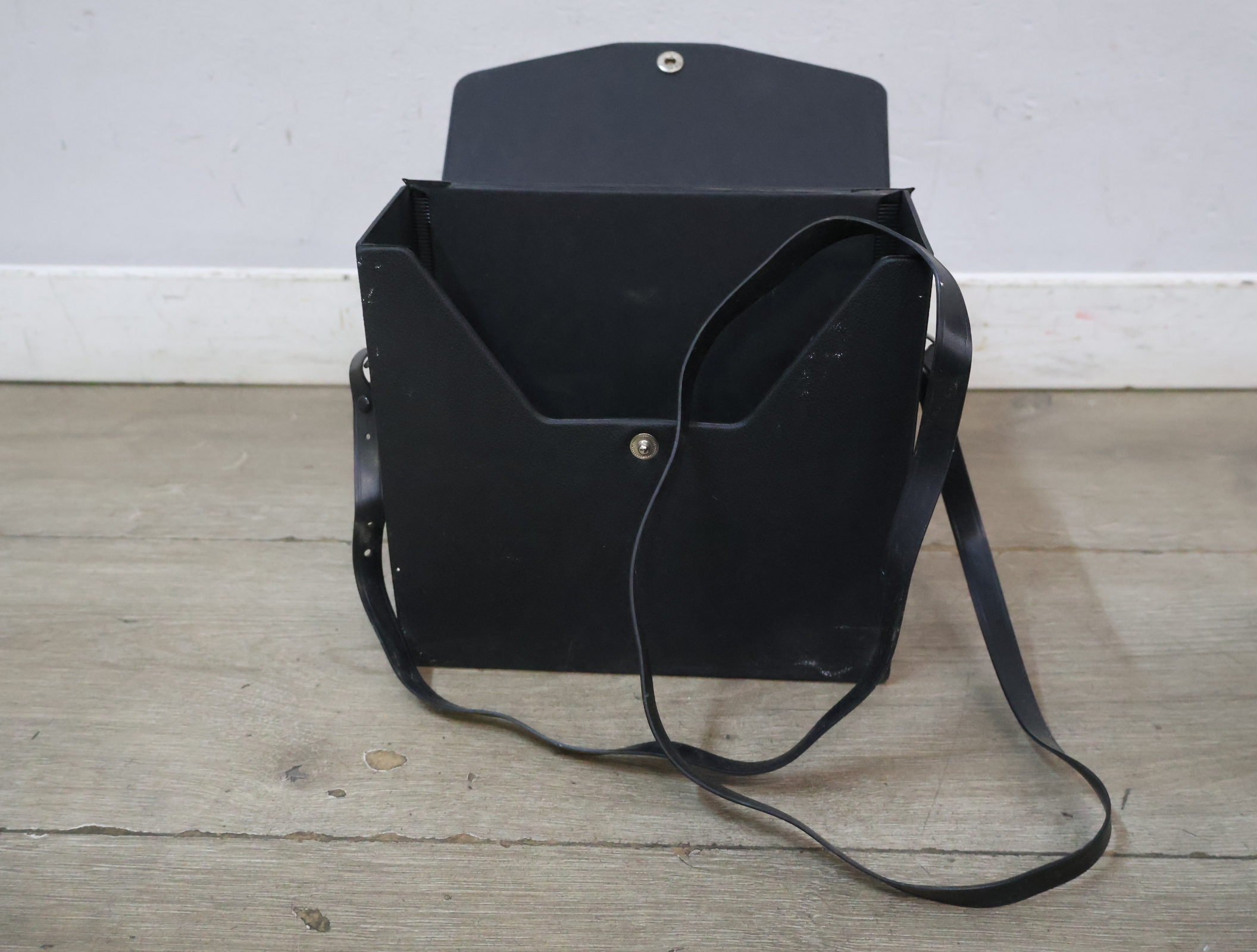 Twee zwarte verrekijkers – foto 15 – kavel bij GSD Auctions, Zoeterwoude