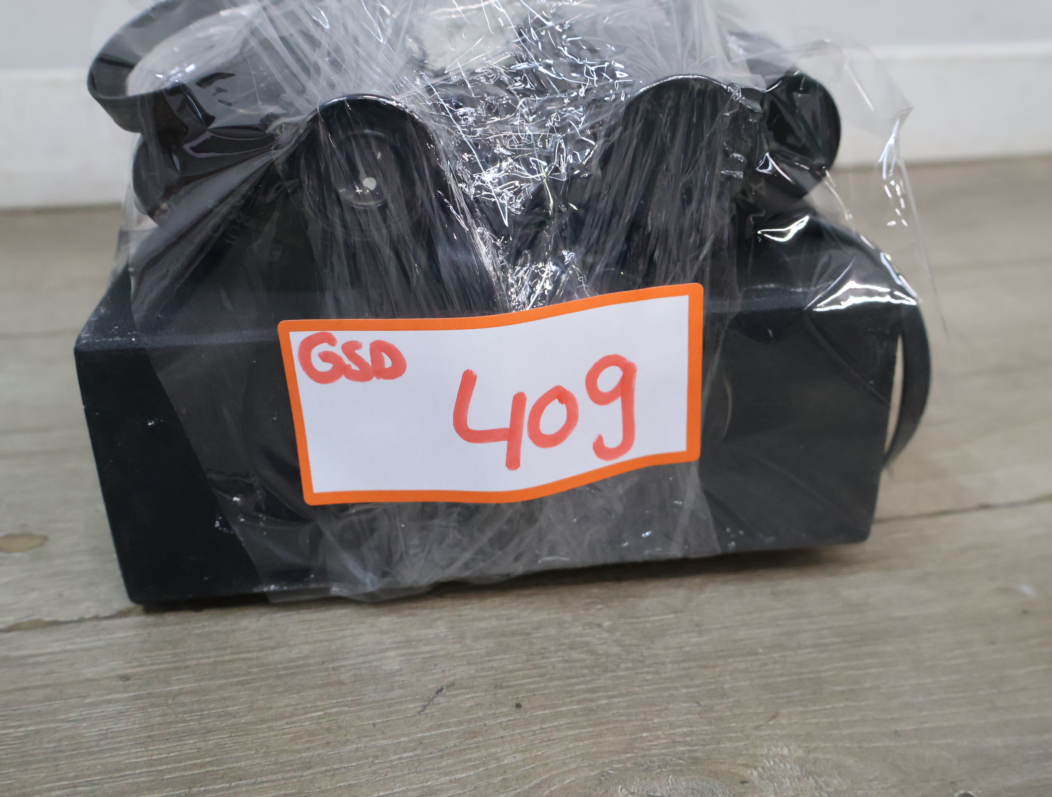 Twee zwarte verrekijkers – foto 18 – kavel bij GSD Auctions, Zoeterwoude