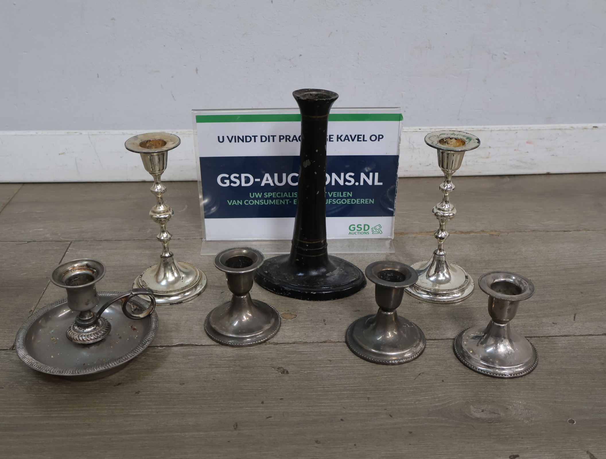 Set van 7 zilverkleurige kandelaars – foto 2 – kavel bij GSD Auctions, Zoeterwoude