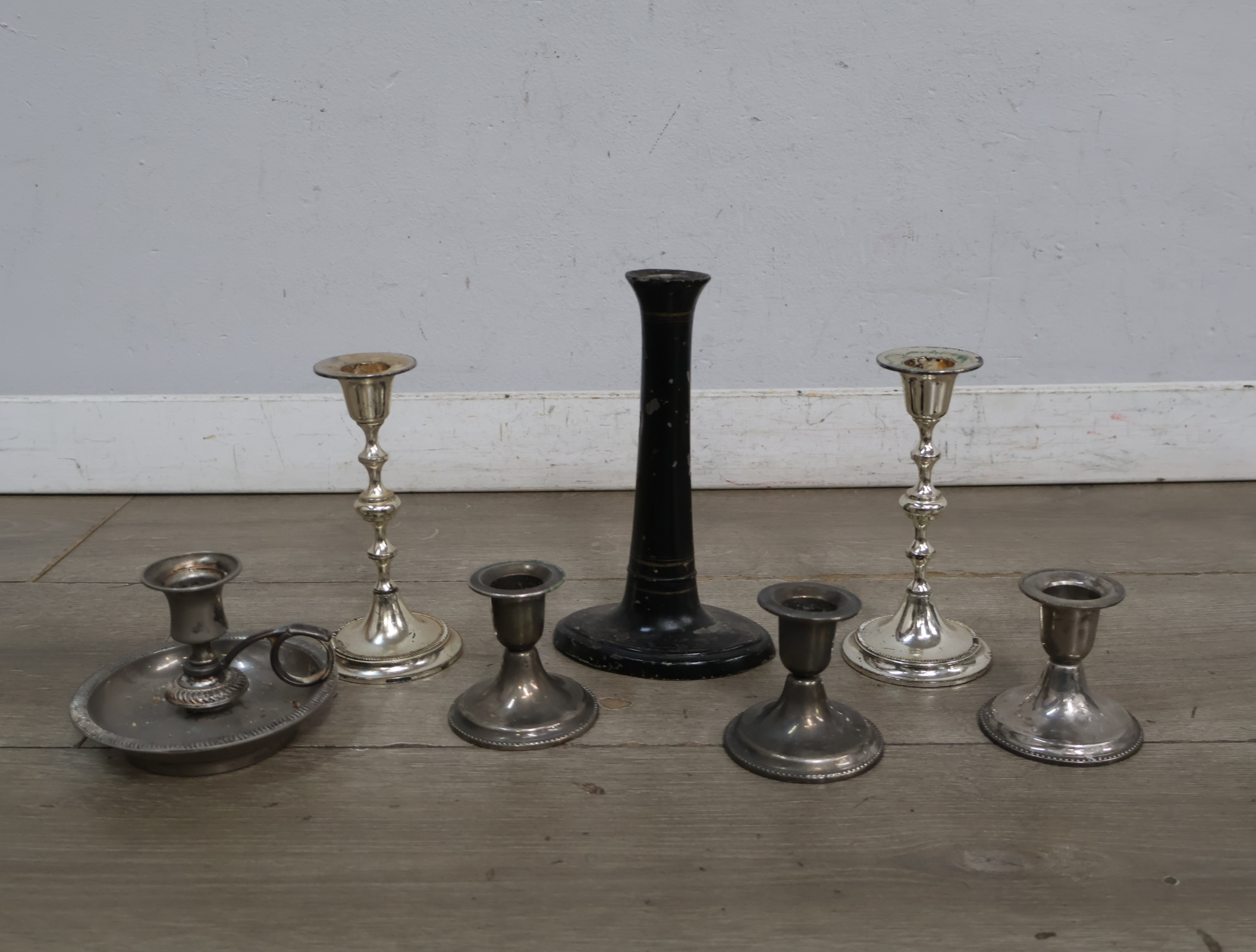 Set van 7 zilverkleurige kandelaars – foto 3 – kavel bij GSD Auctions, Zoeterwoude