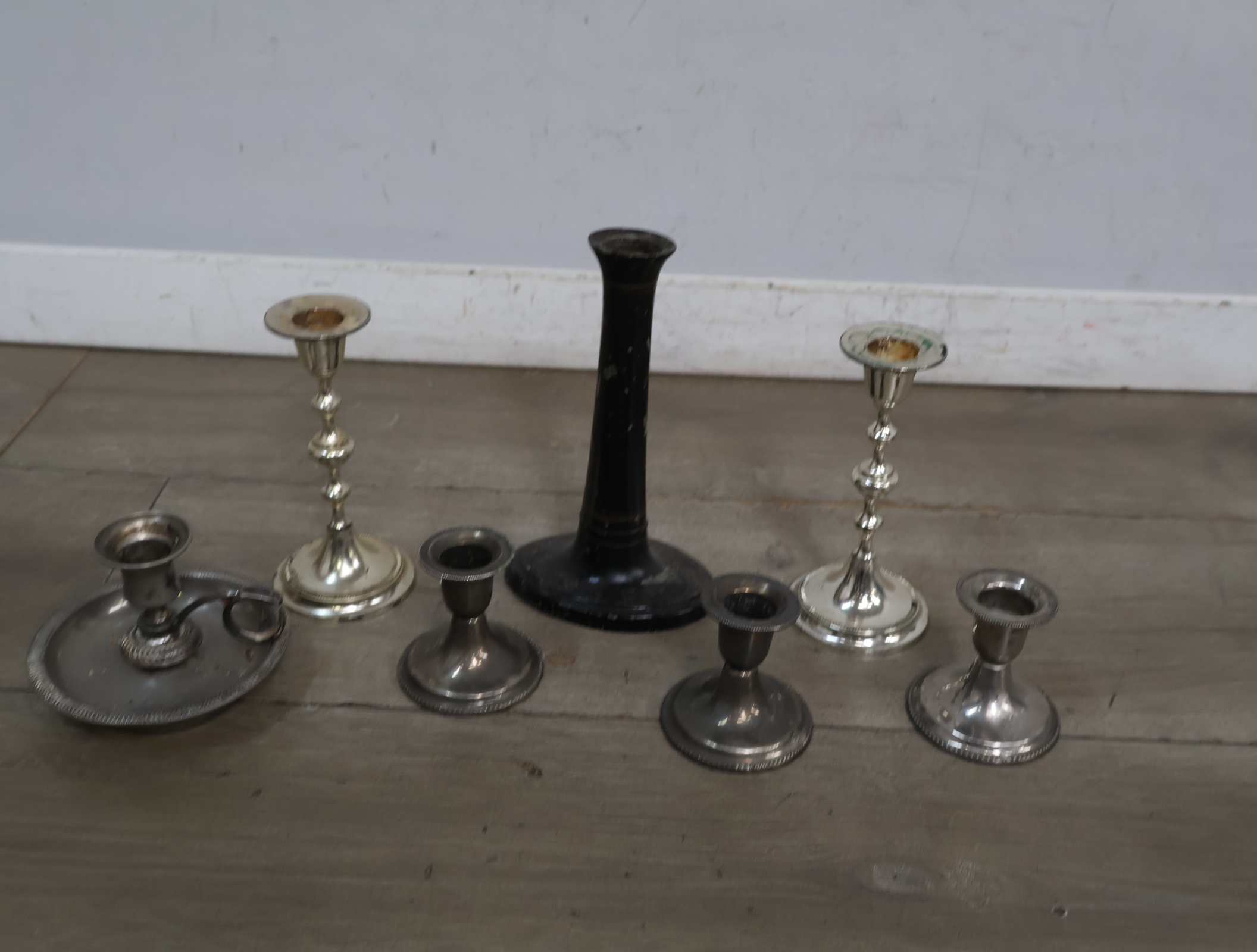 Set van 7 zilverkleurige kandelaars – foto 4 – kavel bij GSD Auctions, Zoeterwoude