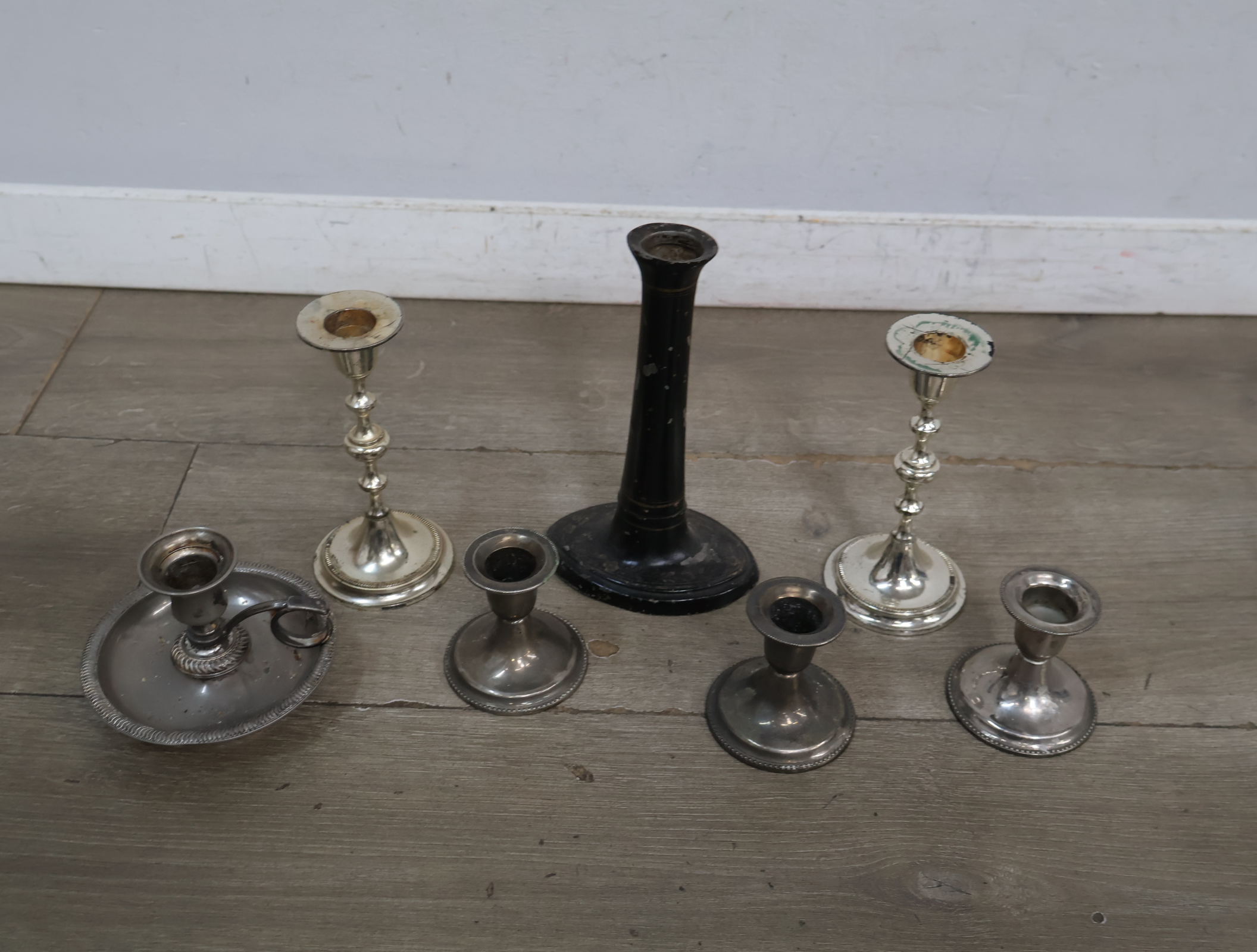 Set van 7 zilverkleurige kandelaars – foto 5 – kavel bij GSD Auctions, Zoeterwoude