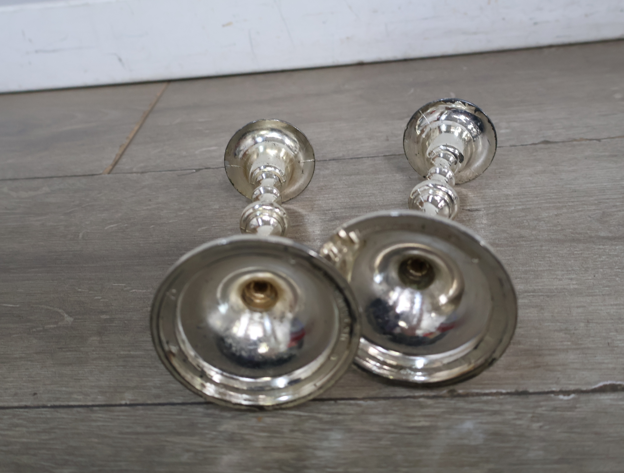 Set van 7 zilverkleurige kandelaars – foto 8 – kavel bij GSD Auctions, Zoeterwoude