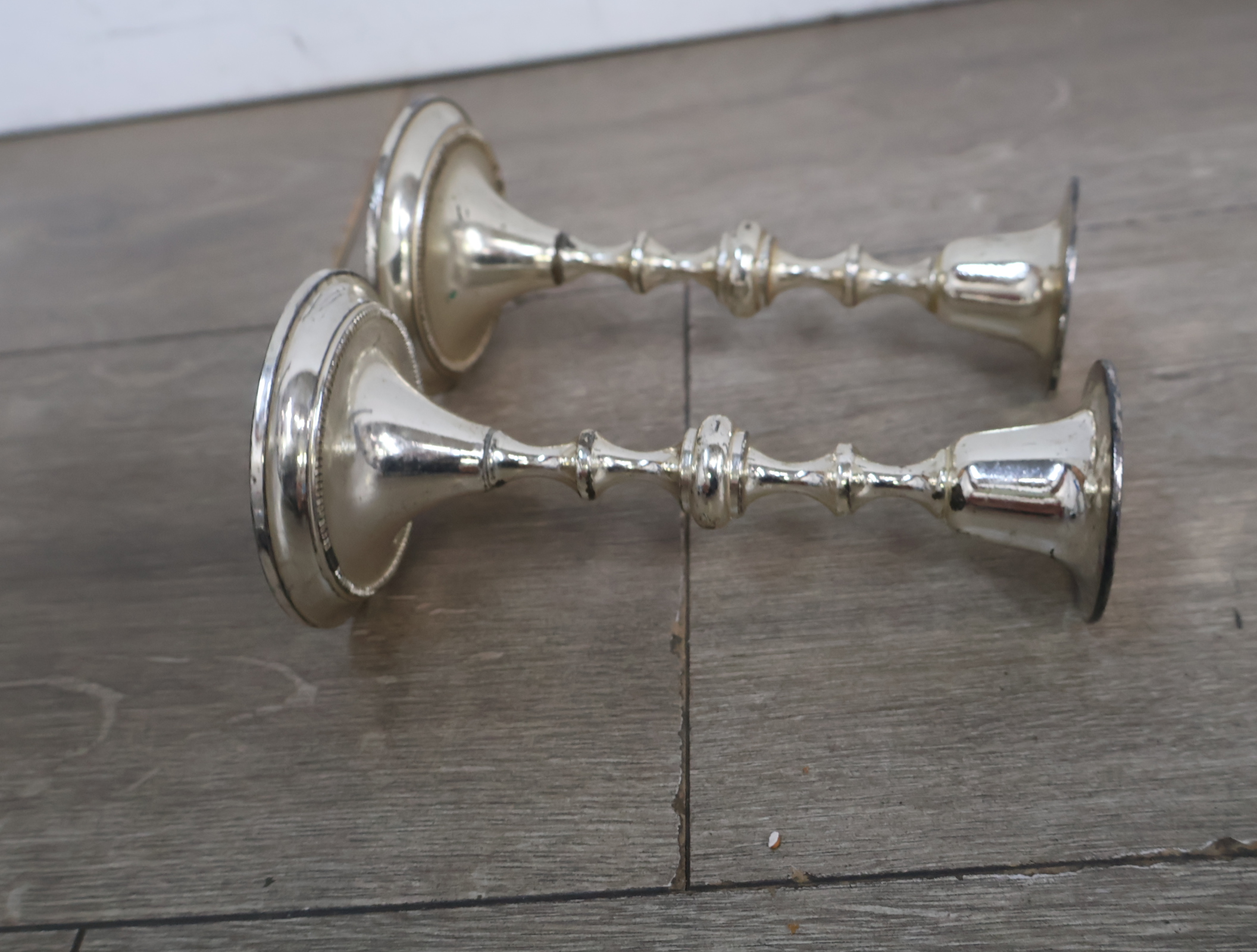 Set van 7 zilverkleurige kandelaars – foto 9 – kavel bij GSD Auctions, Zoeterwoude