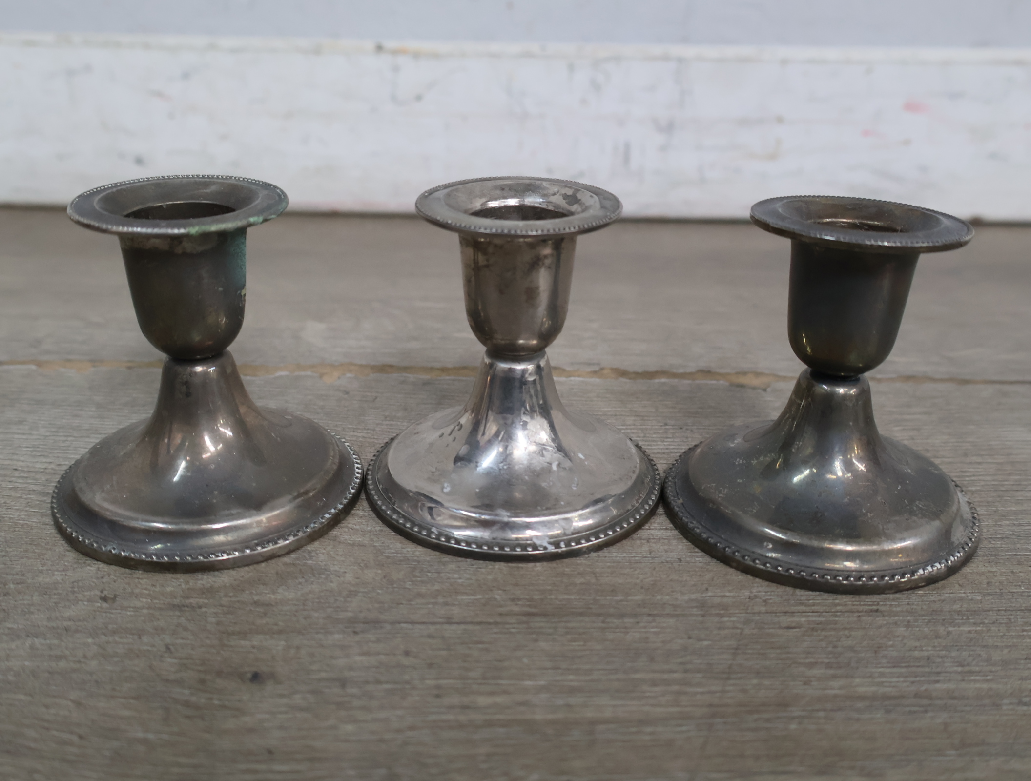 Set van 7 zilverkleurige kandelaars – foto 10 – kavel bij GSD Auctions, Zoeterwoude
