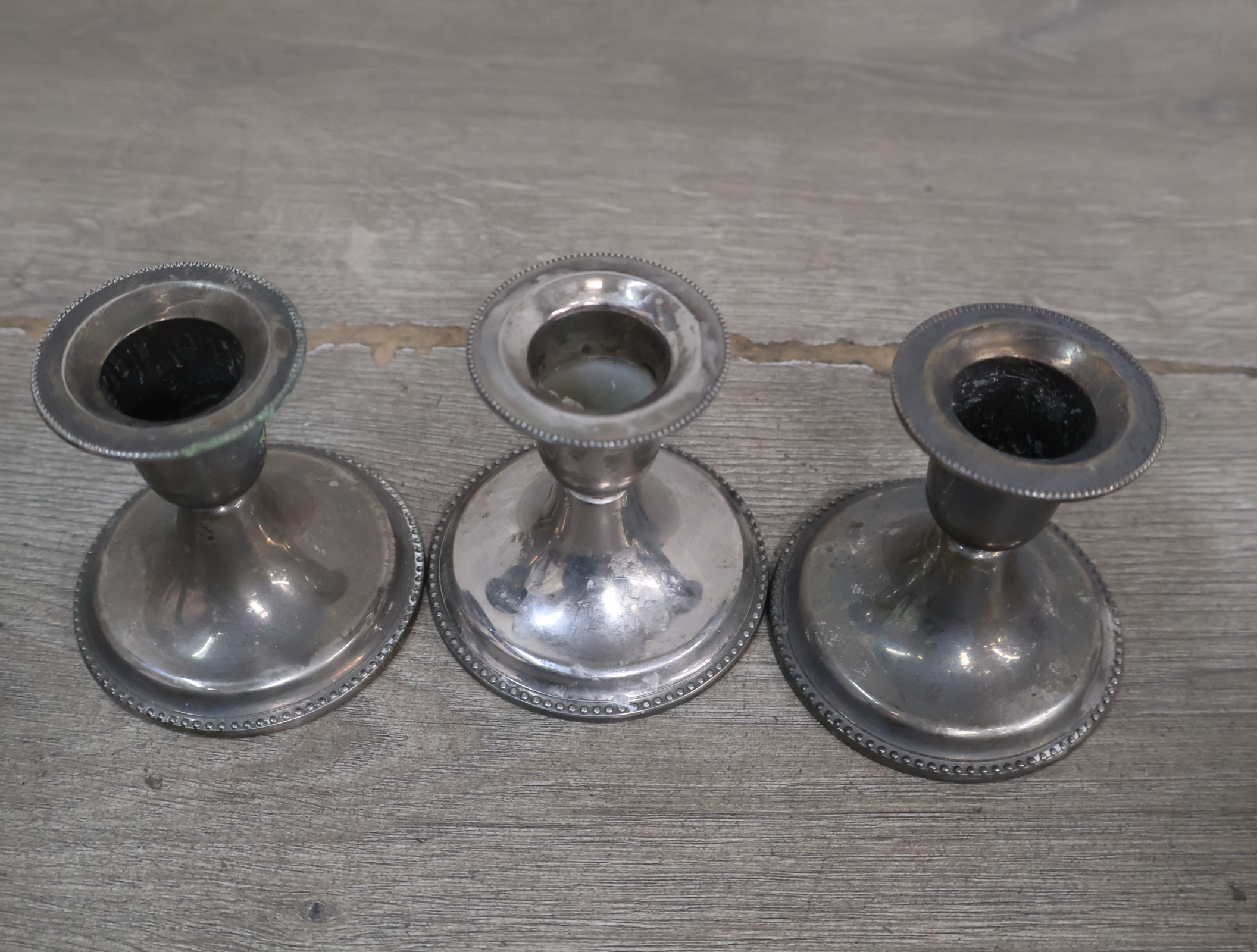 Set van 7 zilverkleurige kandelaars – foto 11 – kavel bij GSD Auctions, Zoeterwoude