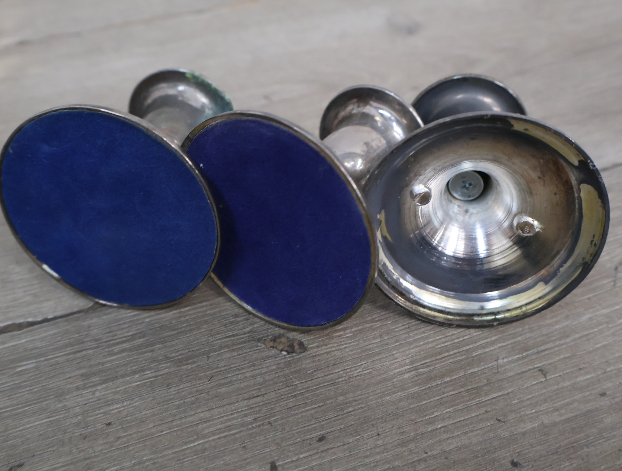 Set van 7 zilverkleurige kandelaars – foto 12 – kavel bij GSD Auctions, Zoeterwoude