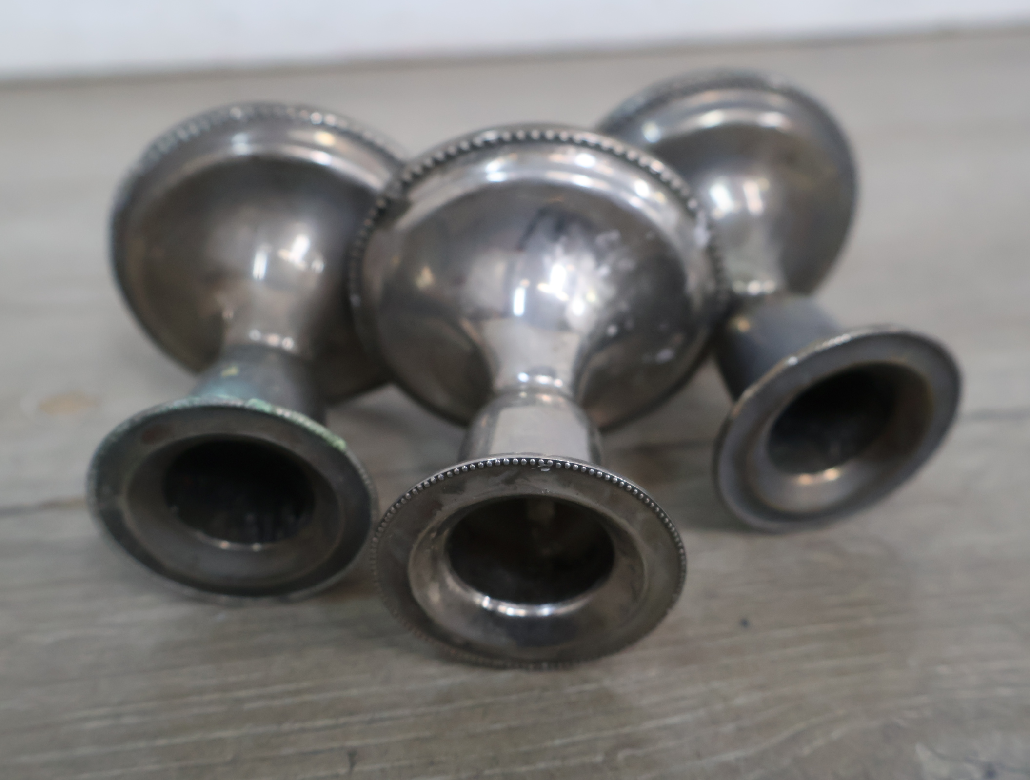 Set van 7 zilverkleurige kandelaars – foto 13 – kavel bij GSD Auctions, Zoeterwoude