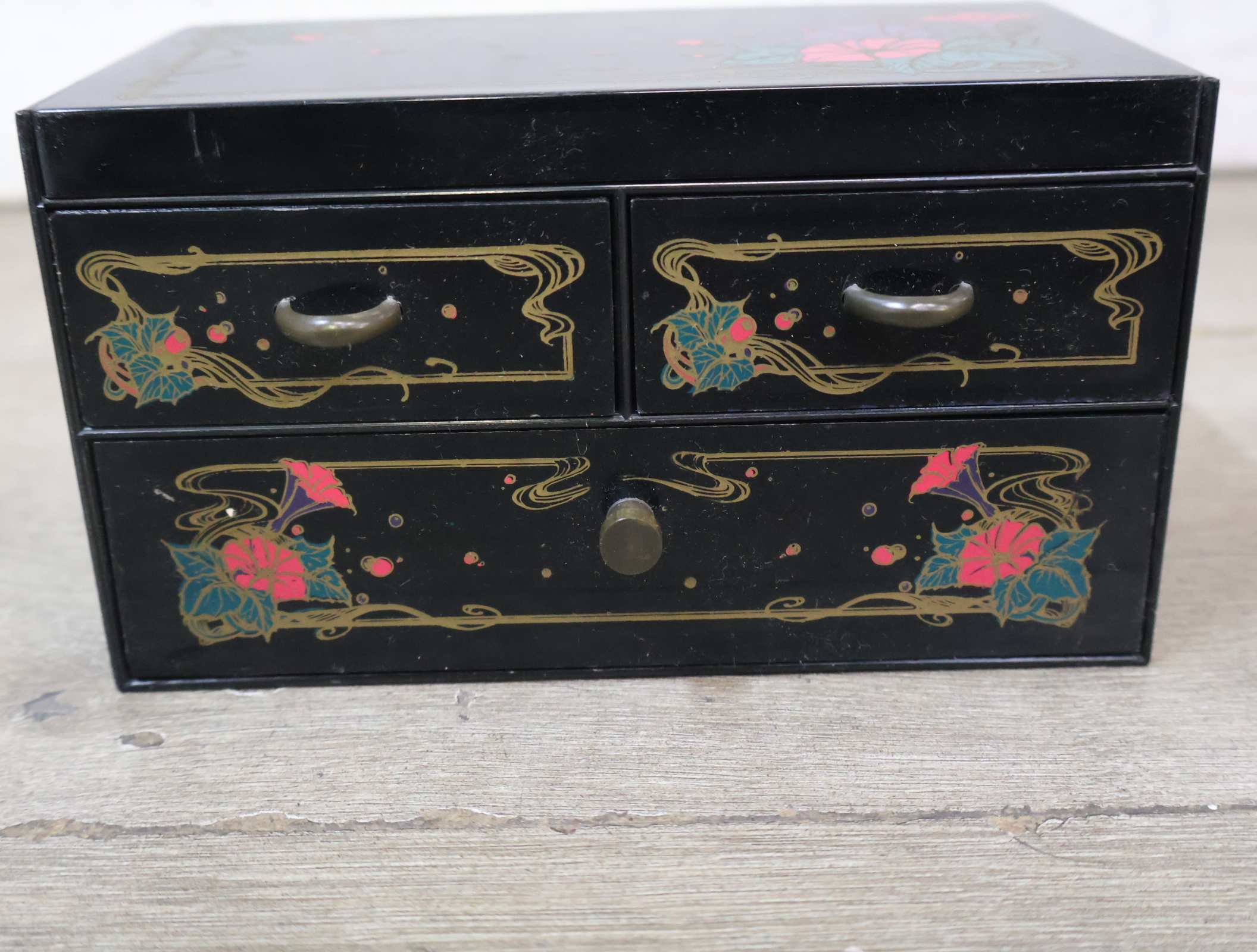 Decoratief houten sieradenkastje met lades – foto 3 – kavel bij GSD Auctions, Zoeterwoude