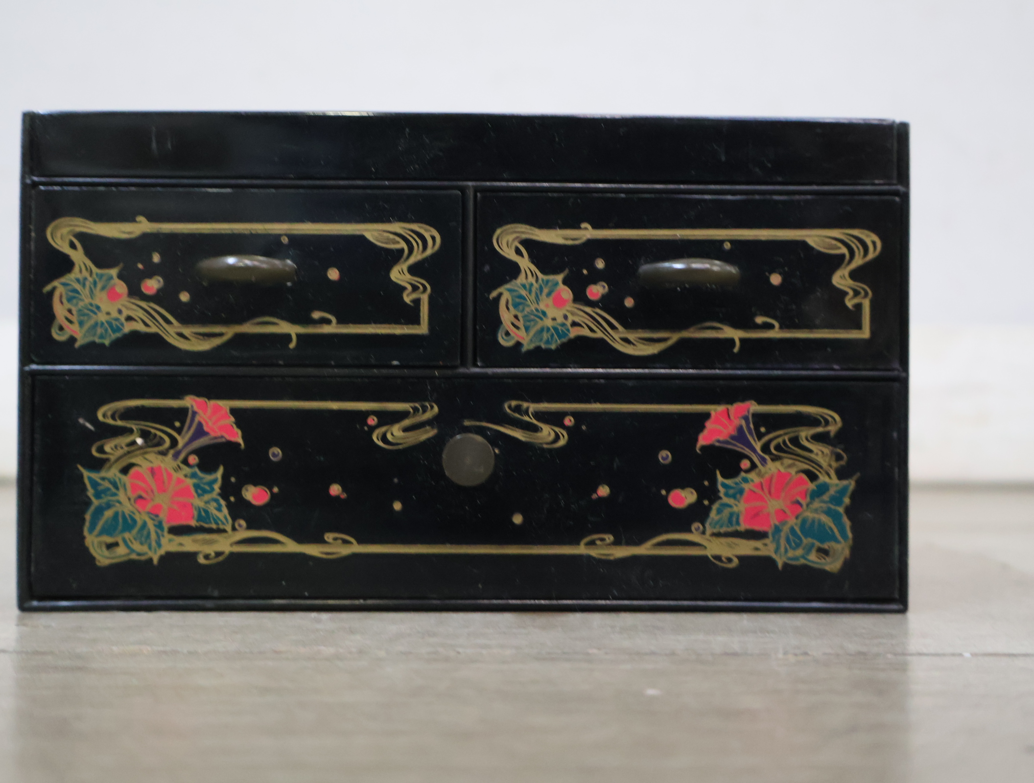 Decoratief houten sieradenkastje met lades – foto 4 – kavel bij GSD Auctions, Zoeterwoude