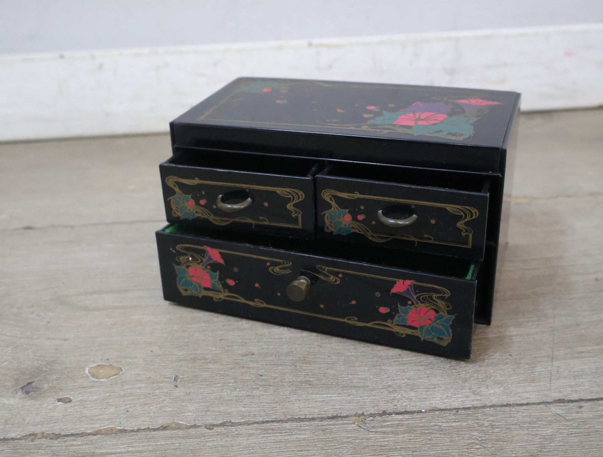 Decoratief houten sieradenkastje met lades – foto 5 – kavel bij GSD Auctions, Zoeterwoude