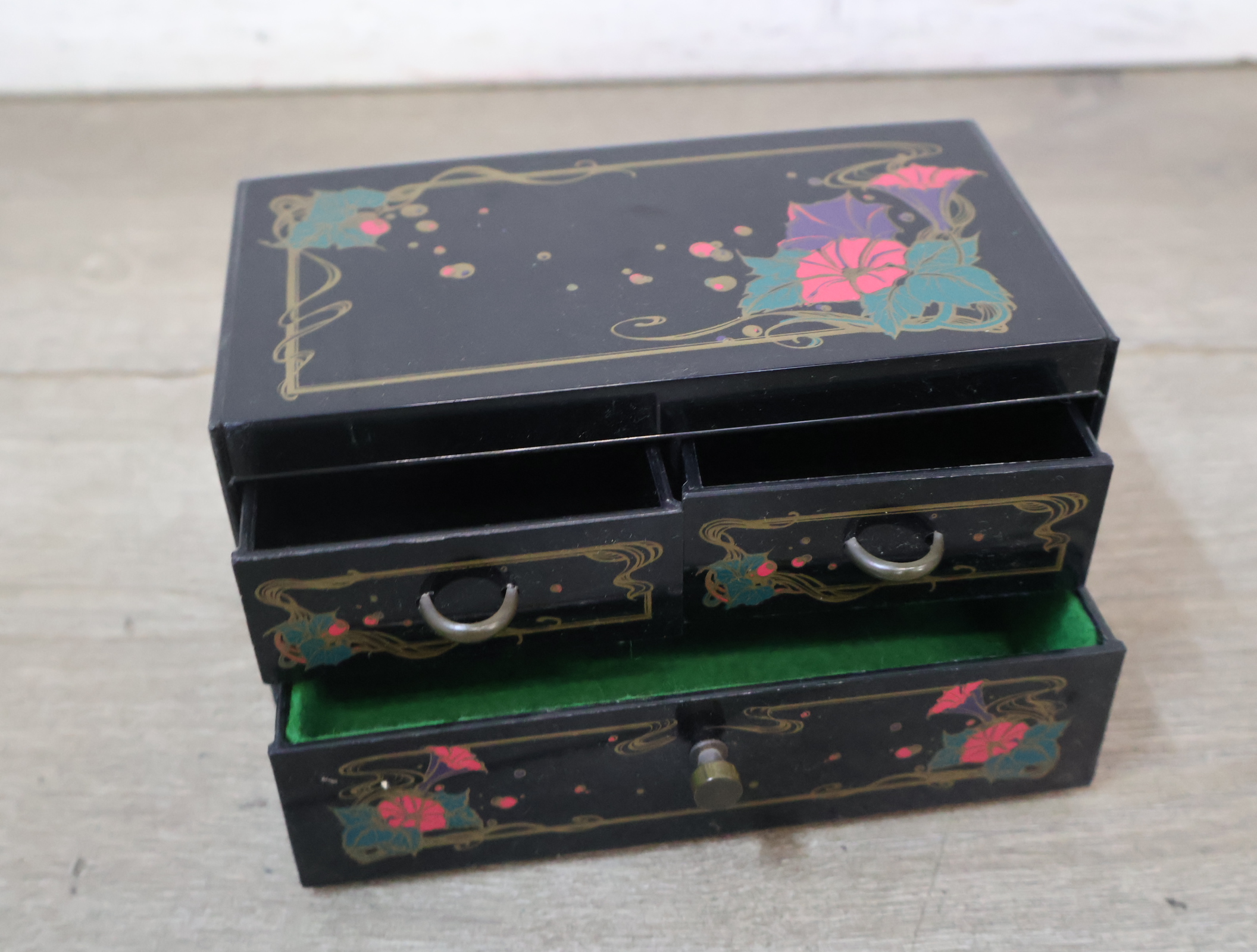 Decoratief houten sieradenkastje met lades – foto 6 – kavel bij GSD Auctions, Zoeterwoude