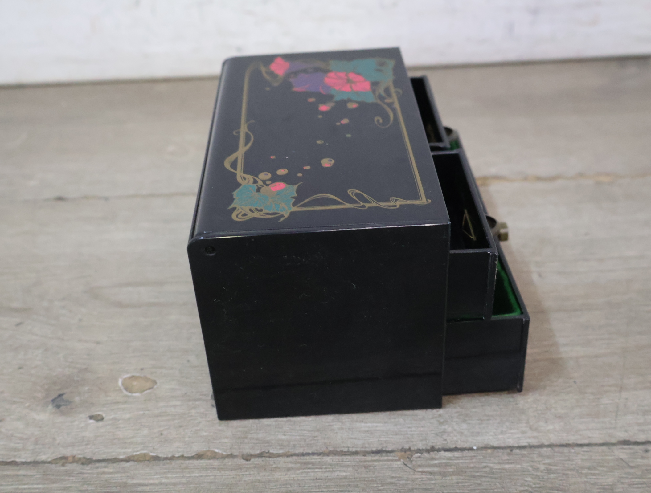 Decoratief houten sieradenkastje met lades – foto 8 – kavel bij GSD Auctions, Zoeterwoude