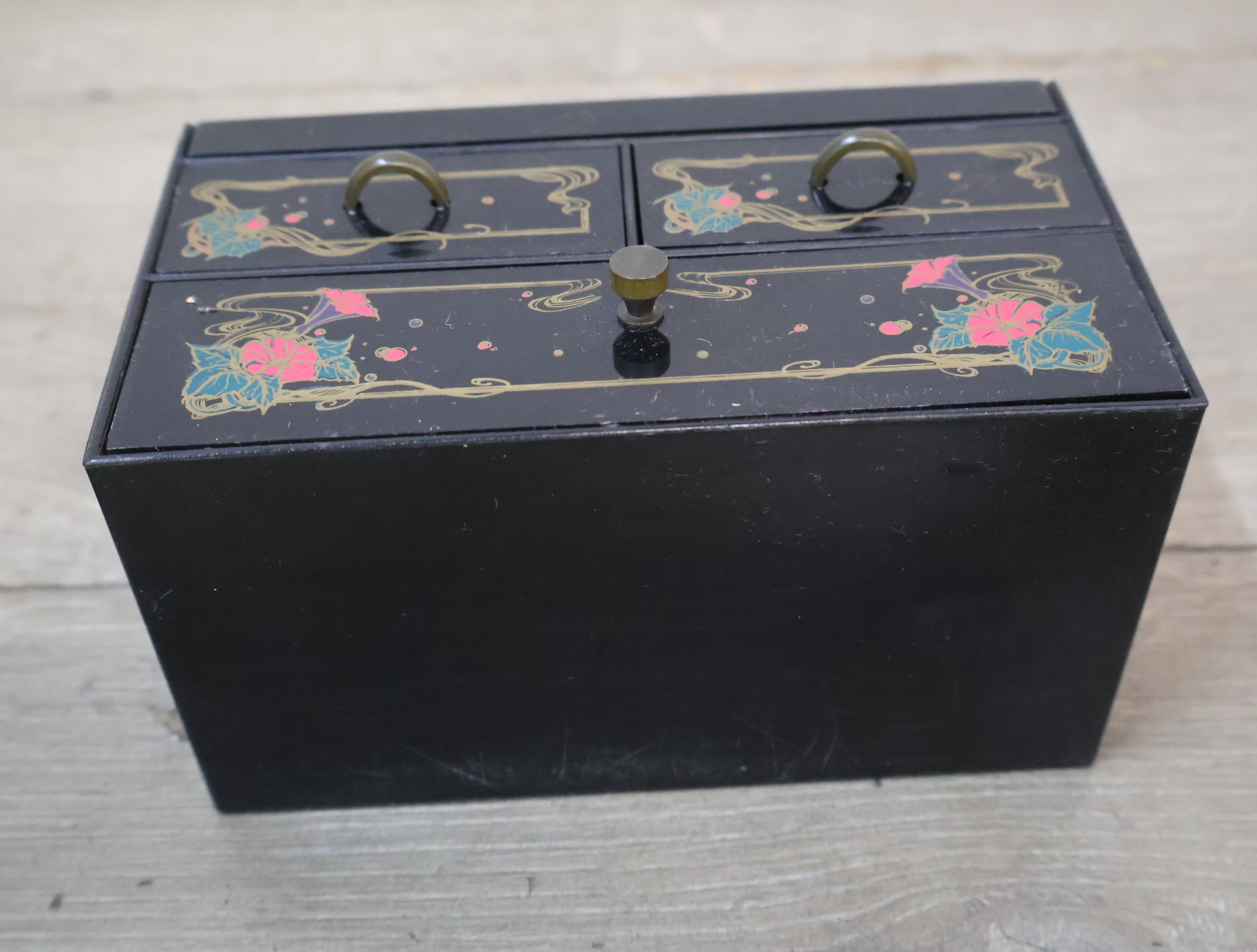 Decoratief houten sieradenkastje met lades – foto 11 – kavel bij GSD Auctions, Zoeterwoude
