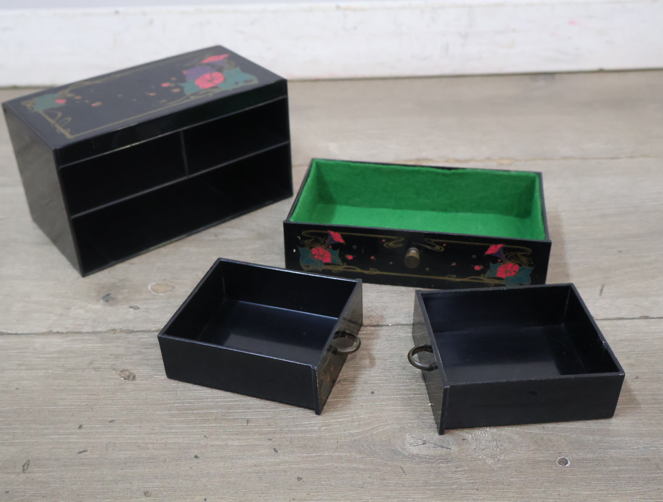 Decoratief houten sieradenkastje met lades – foto 12 – kavel bij GSD Auctions, Zoeterwoude