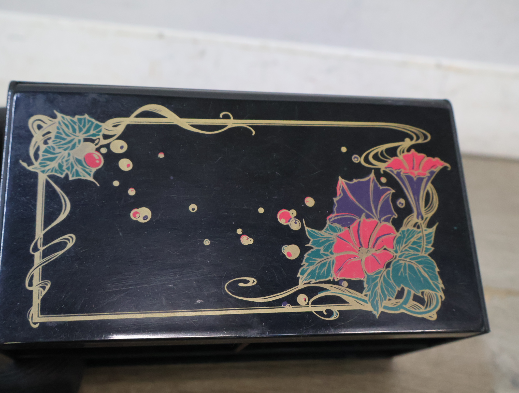 Decoratief houten sieradenkastje met lades – foto 13 – kavel bij GSD Auctions, Zoeterwoude
