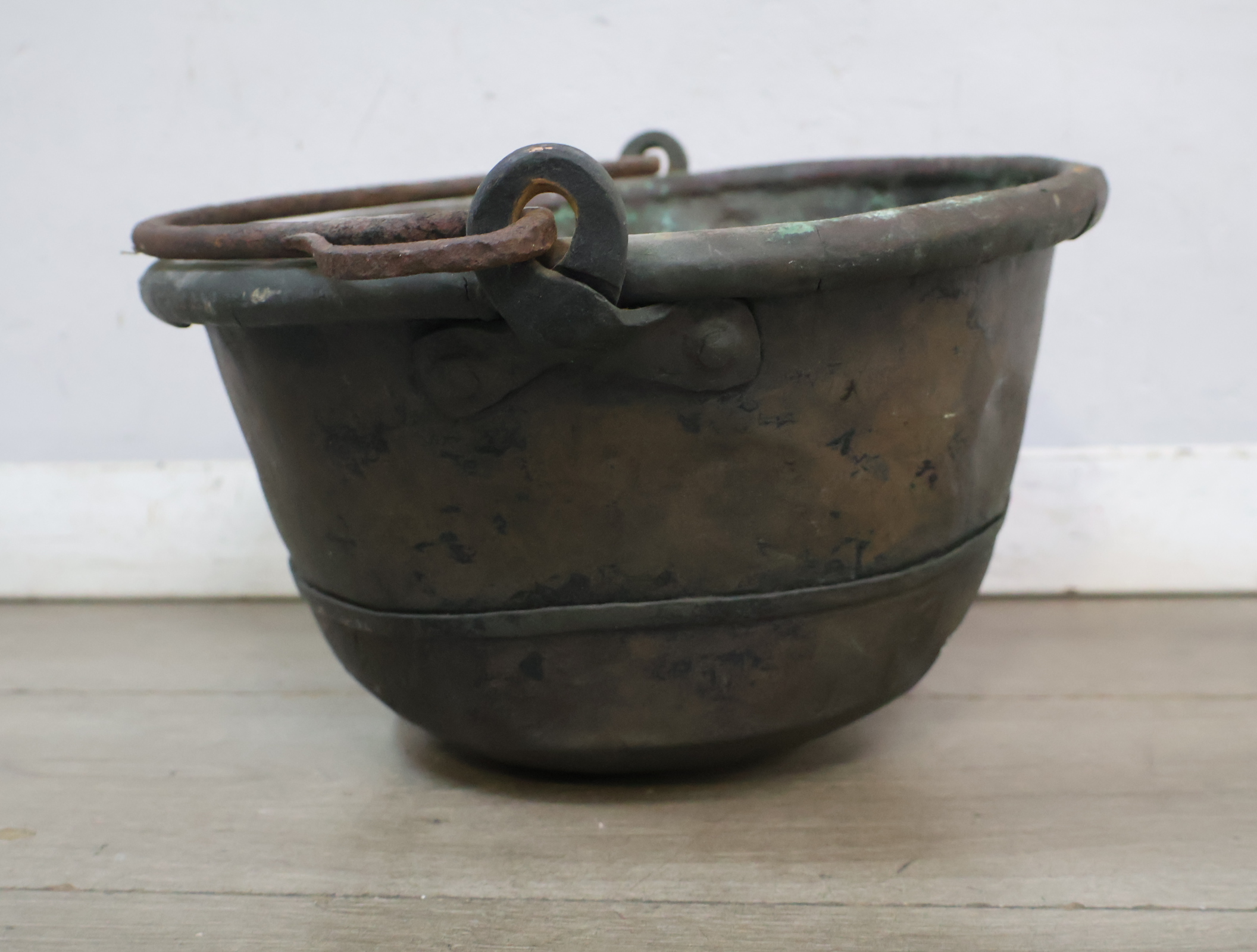 Antieke koperen ketel met handvat – foto 7 – kavel bij GSD Auctions, Zoeterwoude