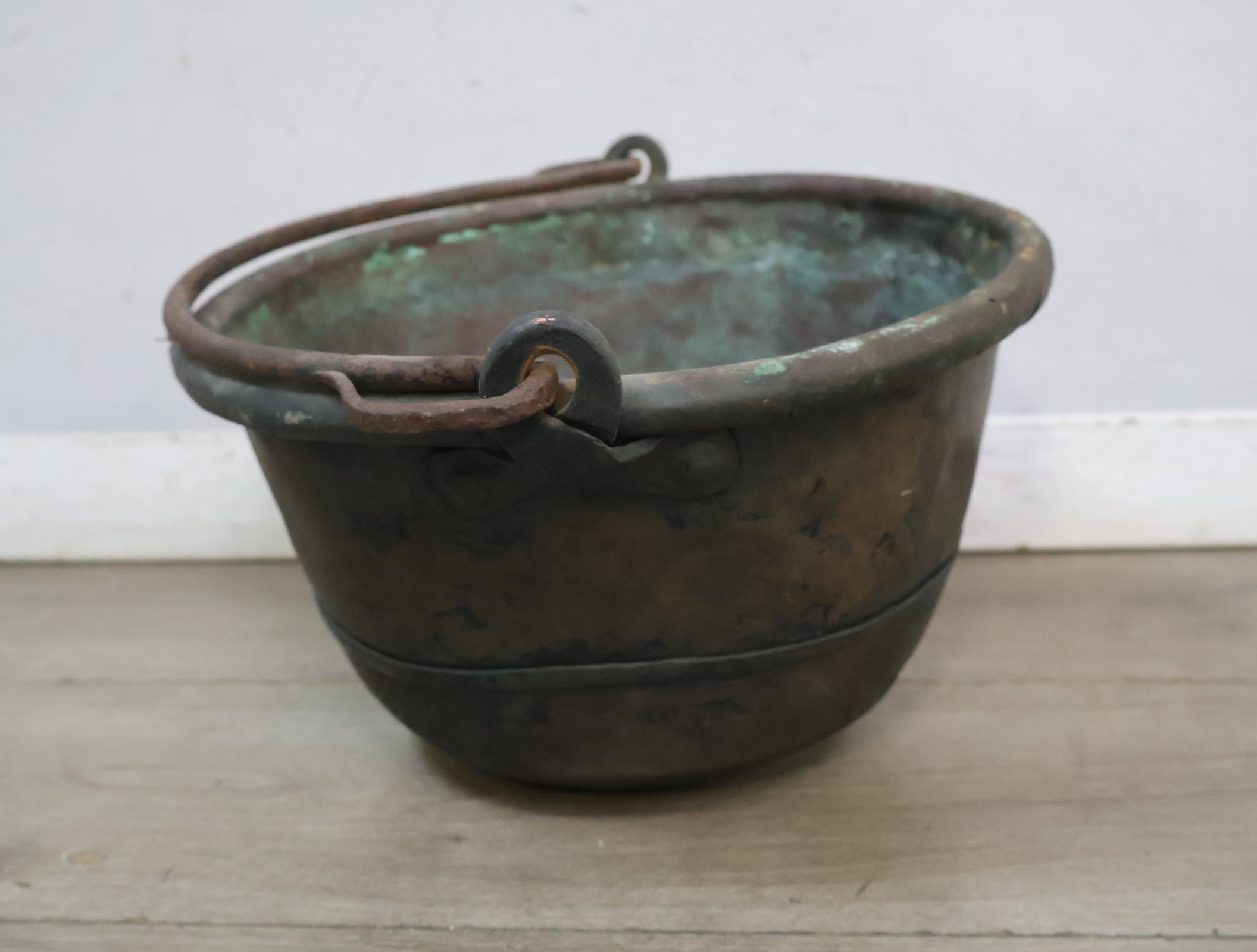 Antieke koperen ketel met handvat – foto 8 – kavel bij GSD Auctions, Zoeterwoude