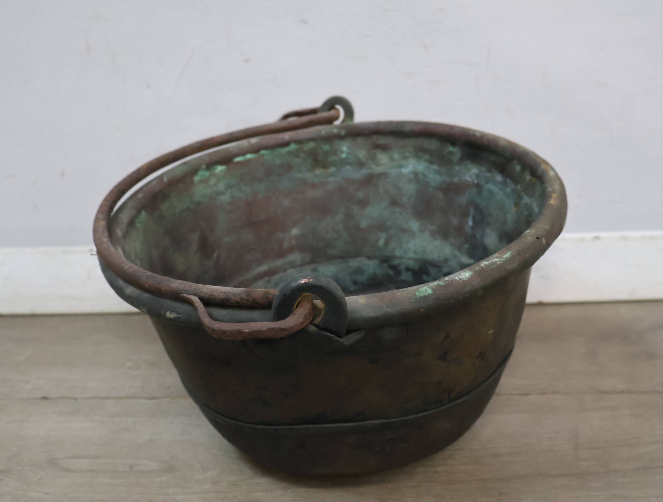Antieke koperen ketel met handvat – foto 9 – kavel bij GSD Auctions, Zoeterwoude