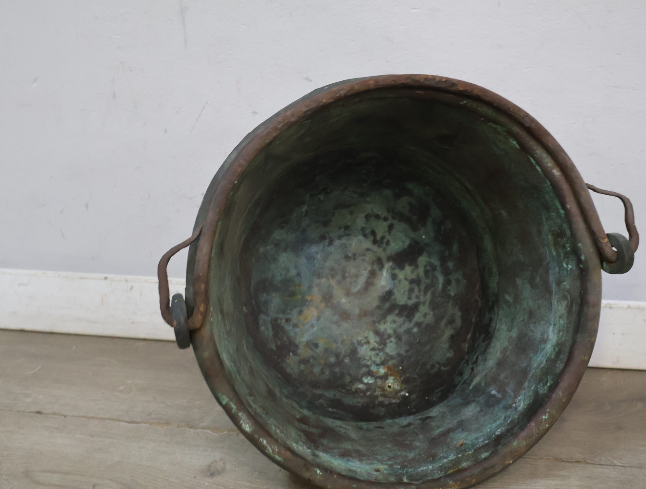 Antieke koperen ketel met handvat – foto 11 – kavel bij GSD Auctions, Zoeterwoude