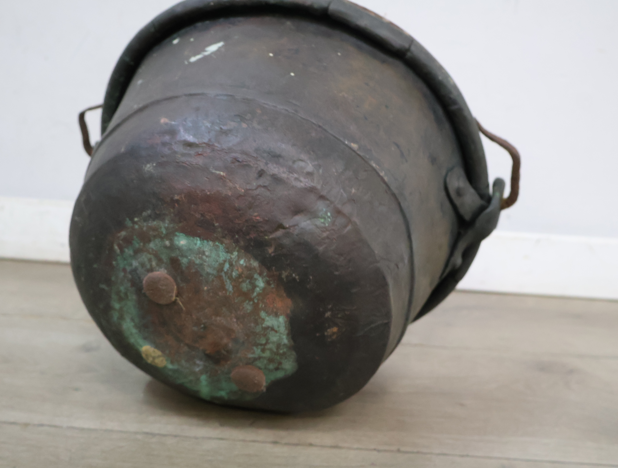 Antieke koperen ketel met handvat – foto 13 – kavel bij GSD Auctions, Zoeterwoude