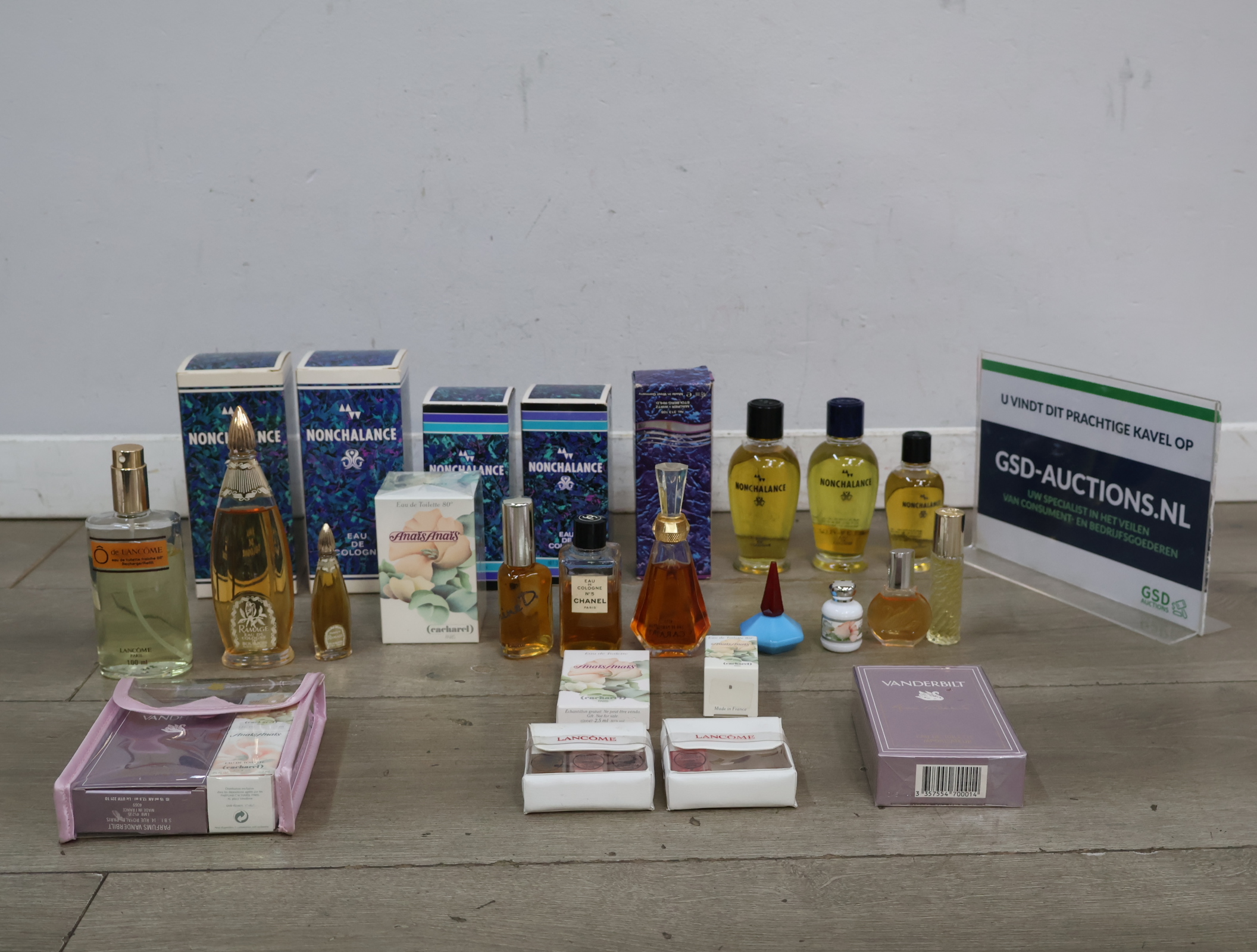Set parfumflessen - met Nonchalance en Lancaster – foto 2 – kavel bij GSD Auctions, Zoeterwoude