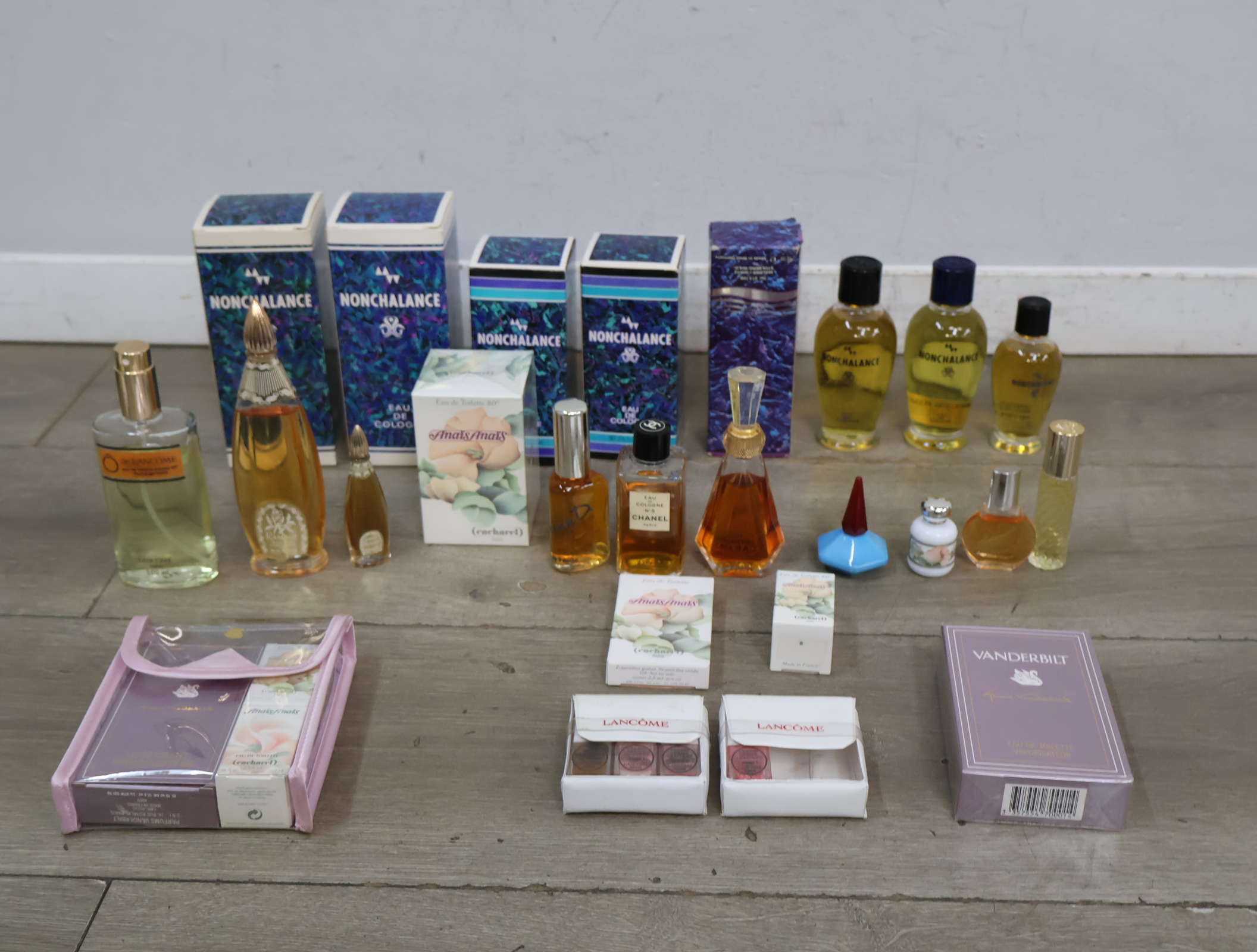 Set parfumflessen - met Nonchalance en Lancaster – foto 3 – kavel bij GSD Auctions, Zoeterwoude