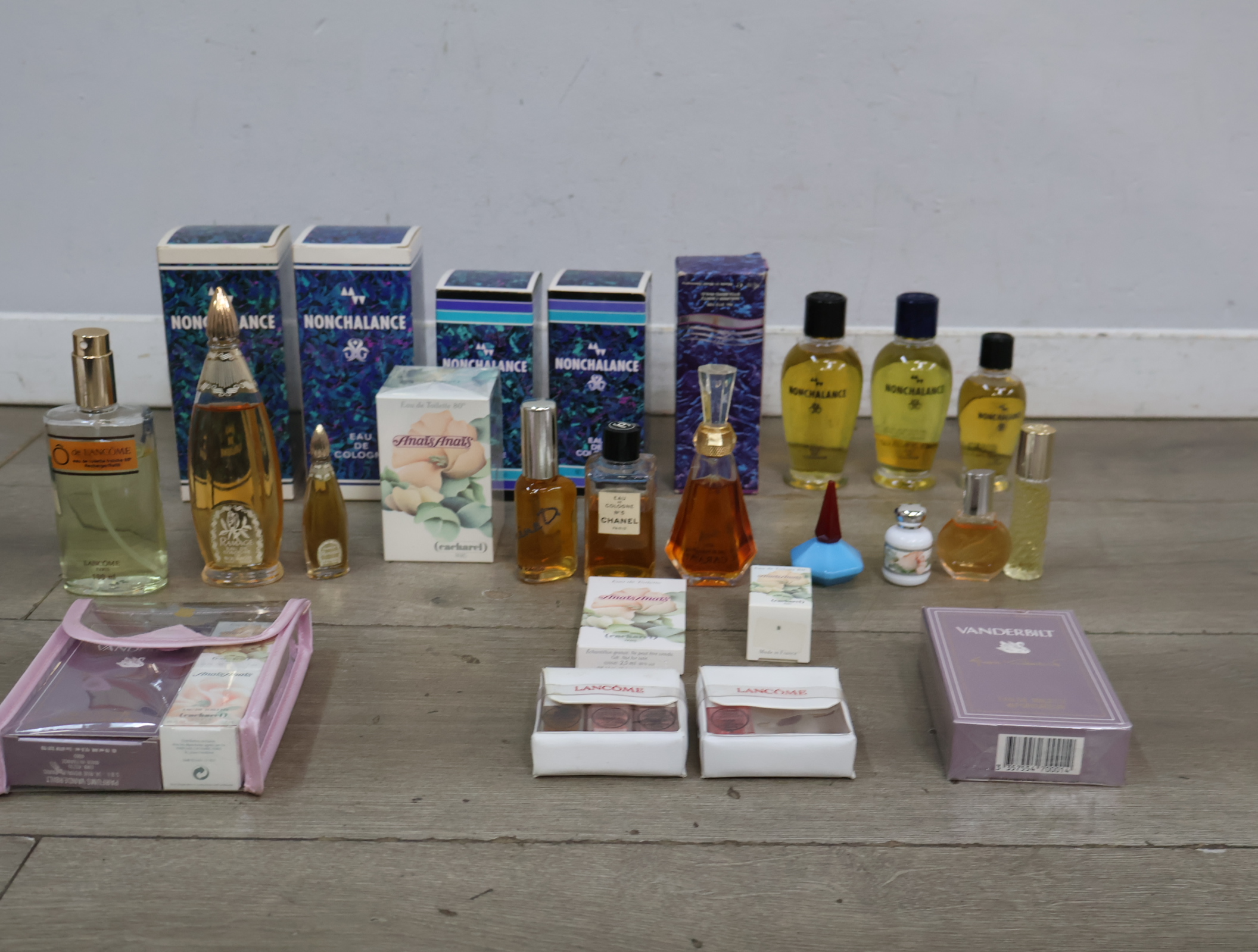 Set parfumflessen - met Nonchalance en Lancaster – foto 4 – kavel bij GSD Auctions, Zoeterwoude