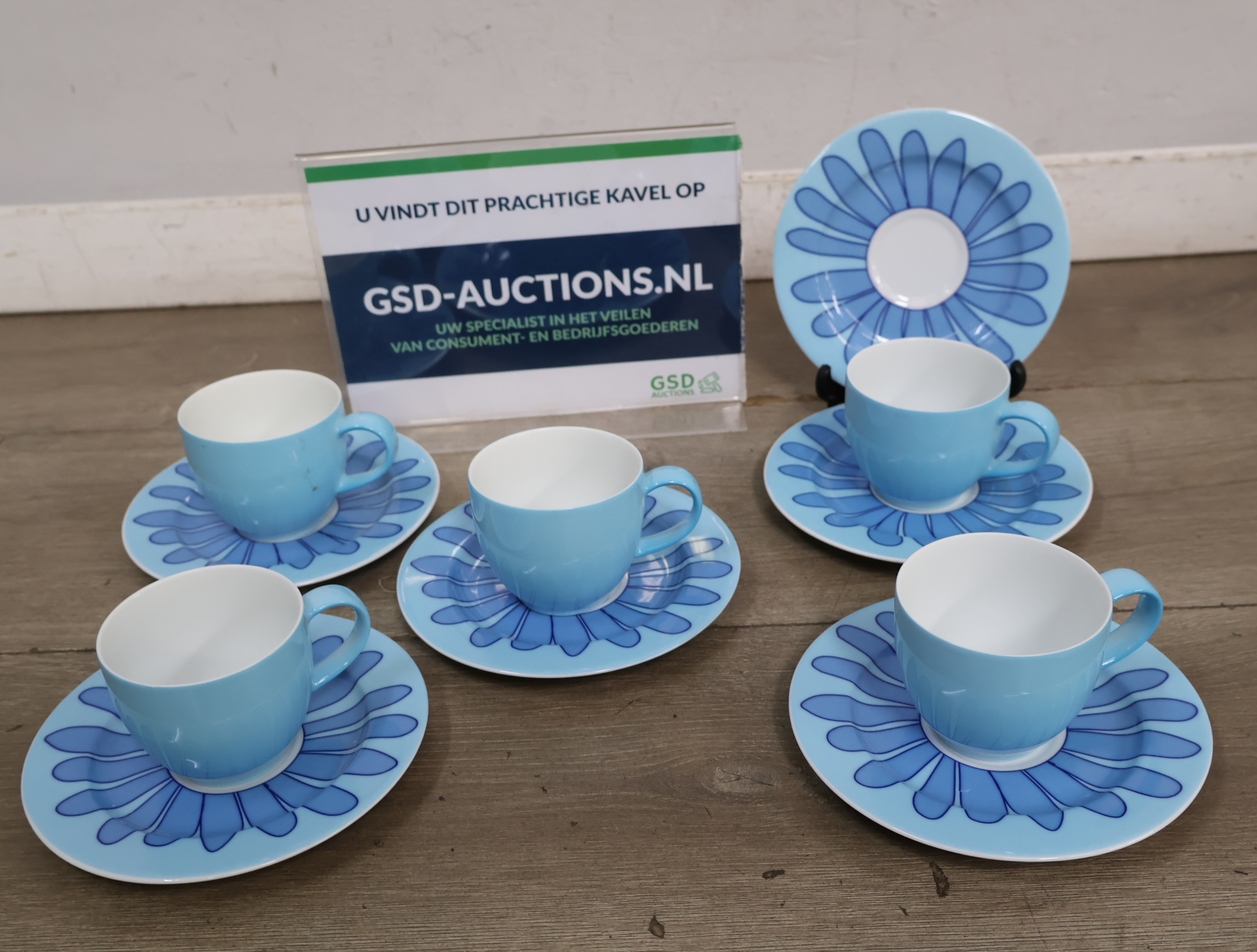 Set van 6 blauw-witte kop en schotels met bloemmotief – kavel bij GSD Auctions, Zoeterwoude