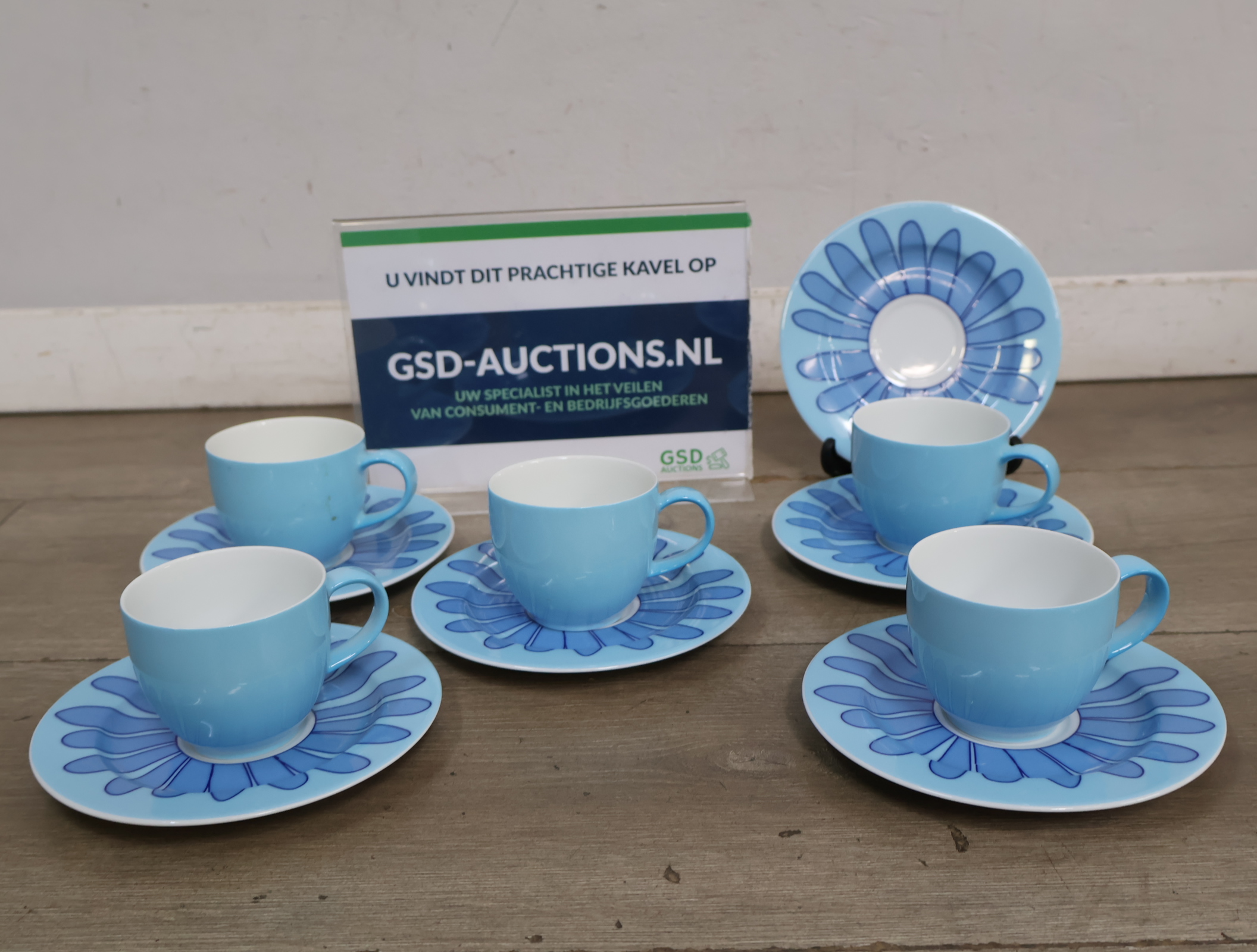 Set van 6 blauw-witte kop en schotels met bloemmotief – foto 2 – kavel bij GSD Auctions, Zoeterwoude