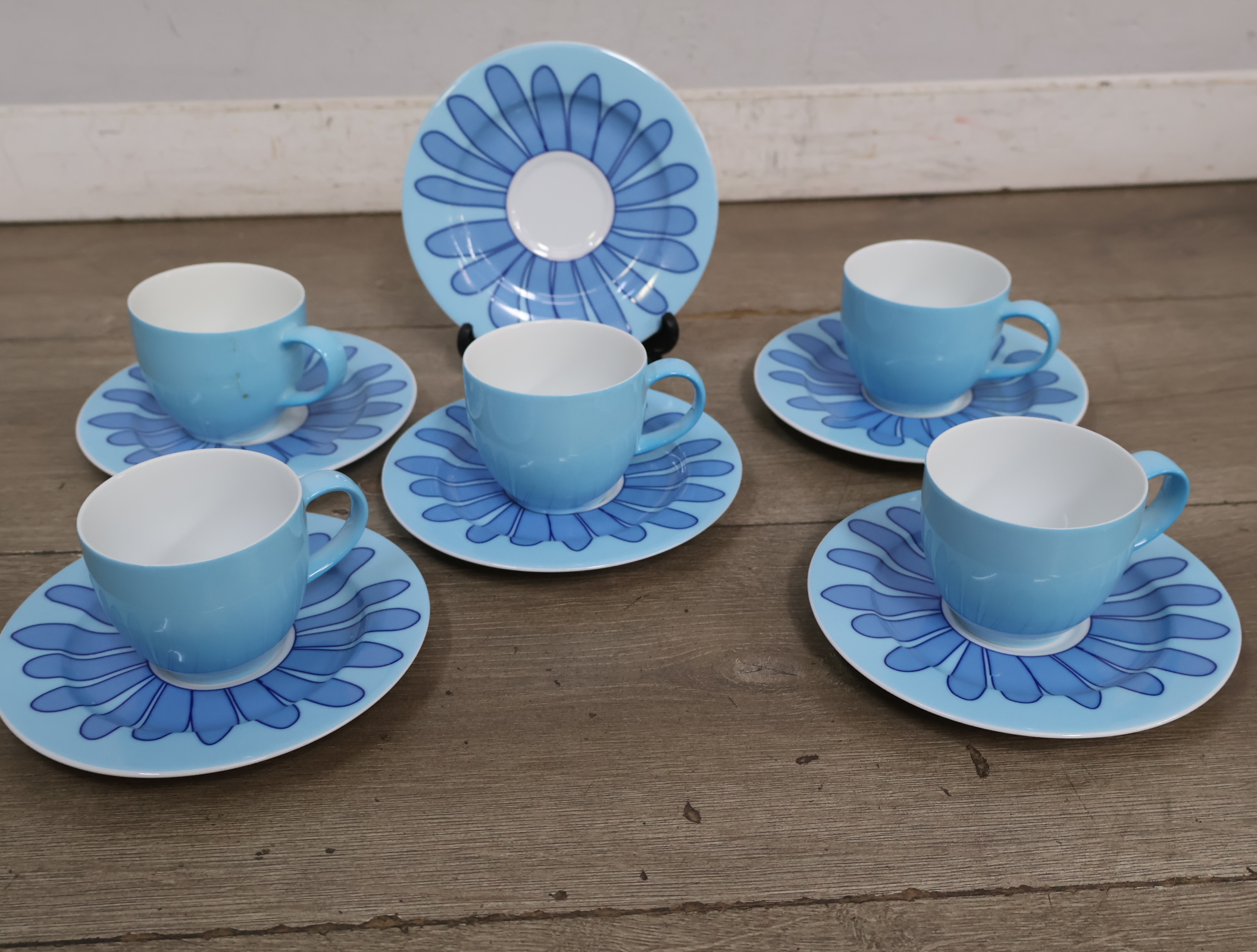 Set van 6 blauw-witte kop en schotels met bloemmotief – foto 3 – kavel bij GSD Auctions, Zoeterwoude