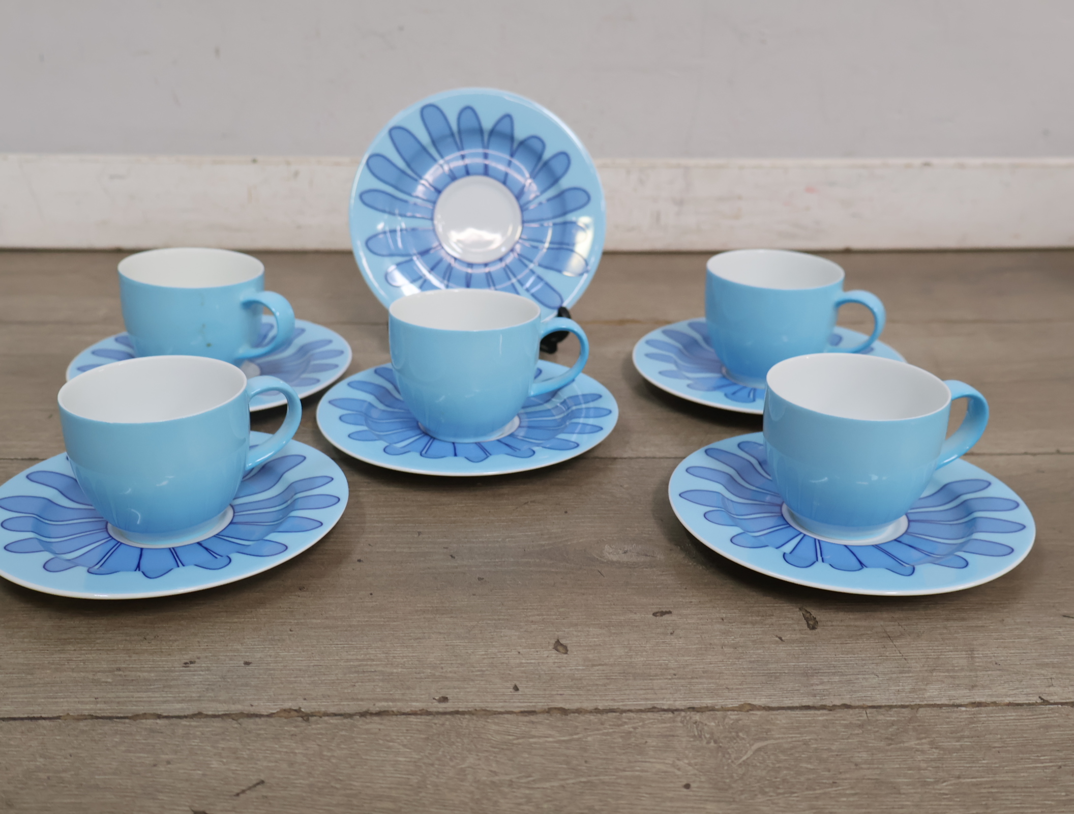 Set van 6 blauw-witte kop en schotels met bloemmotief – foto 4 – kavel bij GSD Auctions, Zoeterwoude