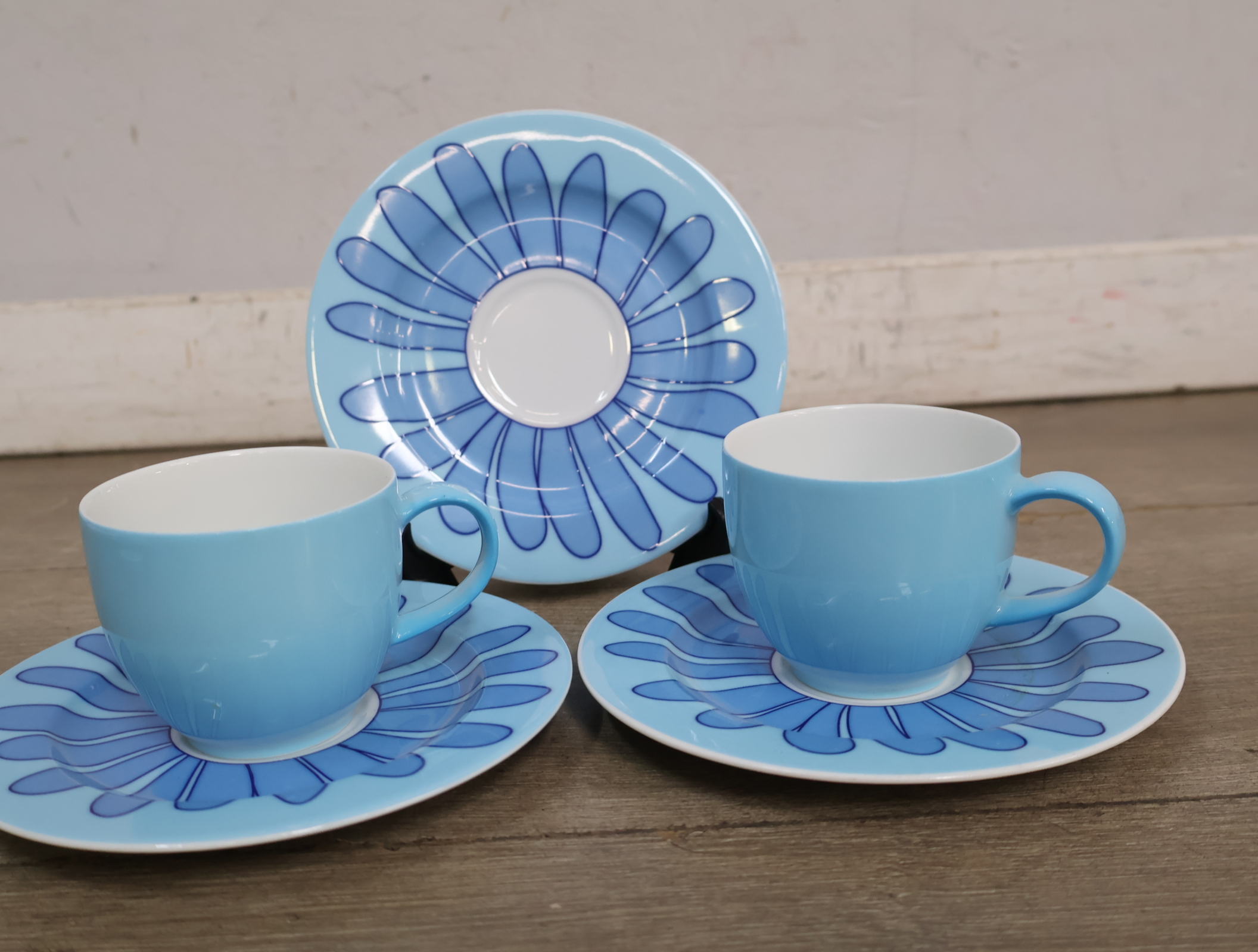 Set van 6 blauw-witte kop en schotels met bloemmotief – foto 5 – kavel bij GSD Auctions, Zoeterwoude