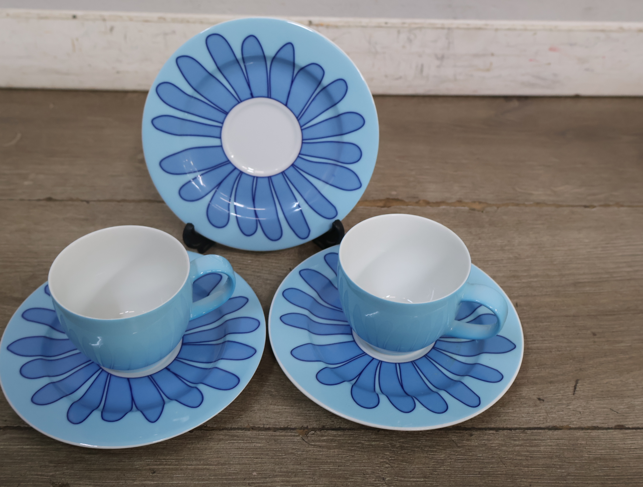 Set van 6 blauw-witte kop en schotels met bloemmotief – foto 6 – kavel bij GSD Auctions, Zoeterwoude