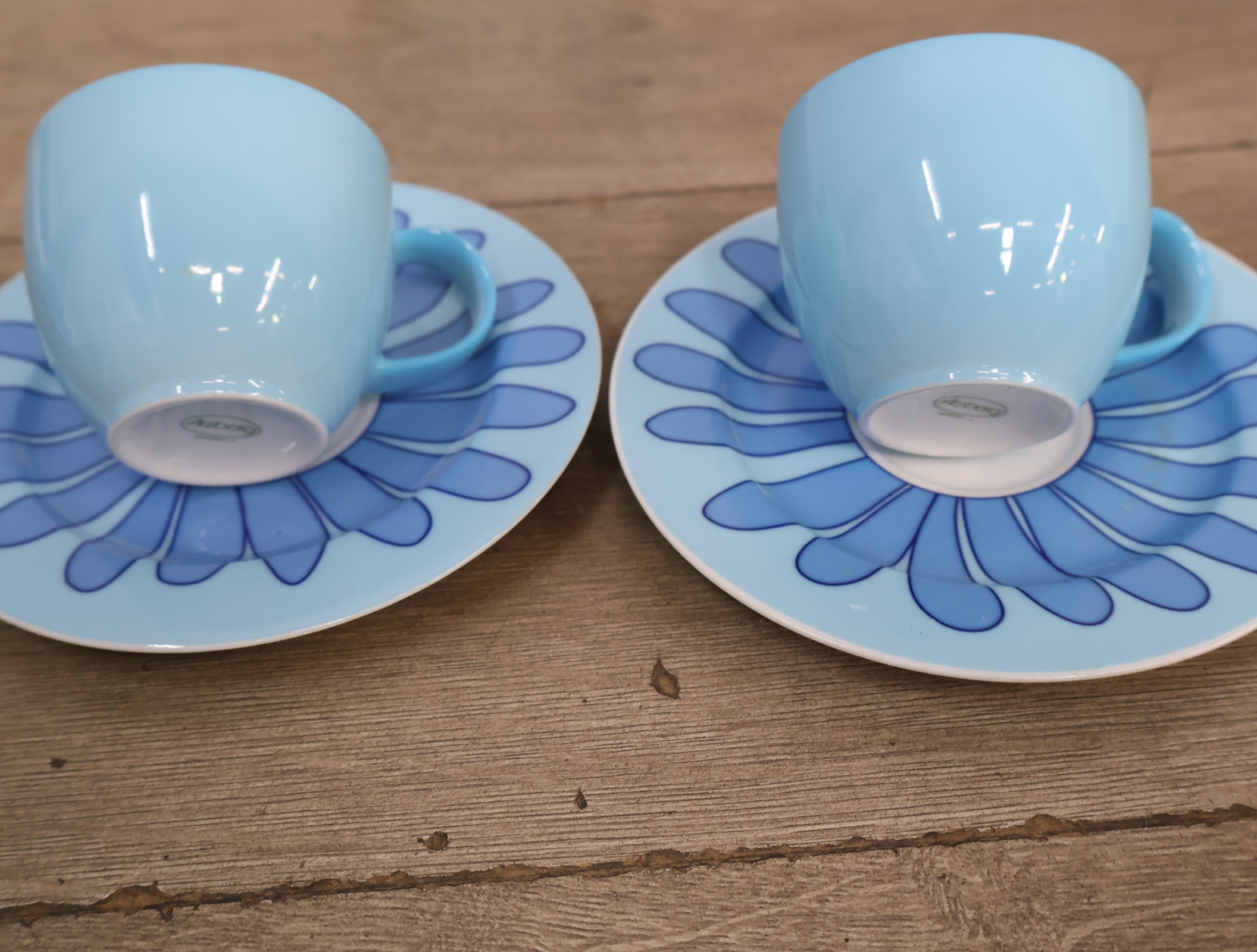 Set van 6 blauw-witte kop en schotels met bloemmotief – foto 8 – kavel bij GSD Auctions, Zoeterwoude