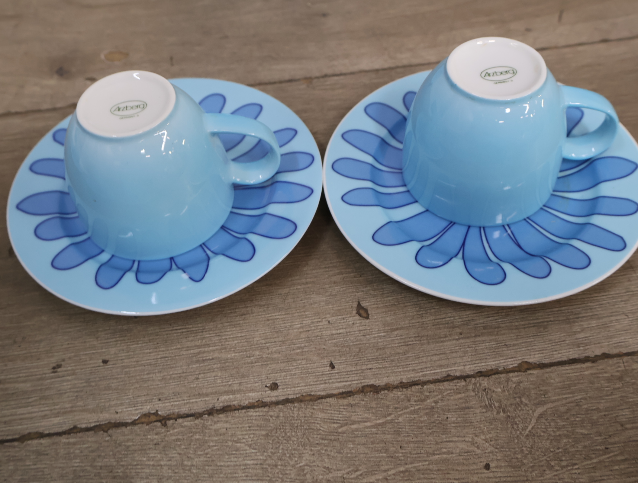 Set van 6 blauw-witte kop en schotels met bloemmotief – foto 9 – kavel bij GSD Auctions, Zoeterwoude