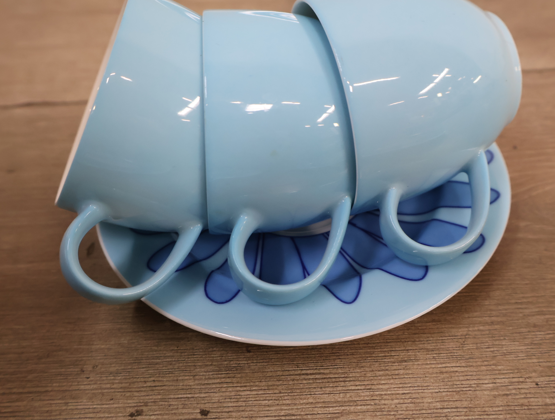 Set van 6 blauw-witte kop en schotels met bloemmotief – foto 10 – kavel bij GSD Auctions, Zoeterwoude