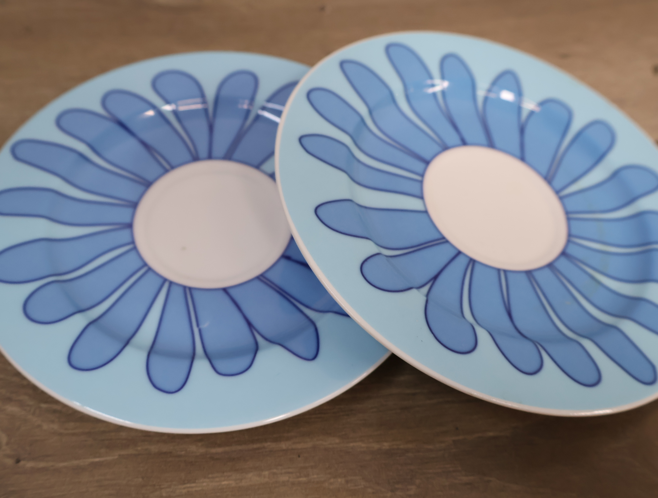 Set van 6 blauw-witte kop en schotels met bloemmotief – foto 11 – kavel bij GSD Auctions, Zoeterwoude