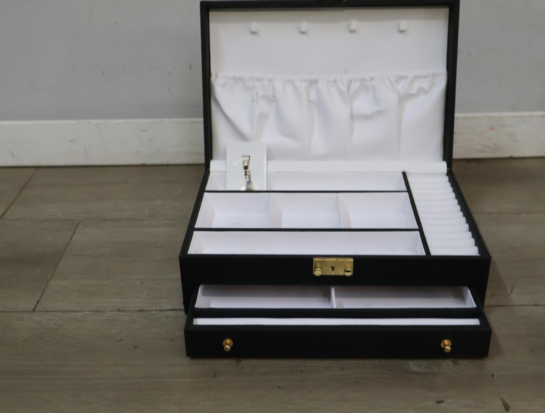 Sieradendoos met meerdere compartimenten en lade – foto 3 – kavel bij GSD Auctions, Zoeterwoude