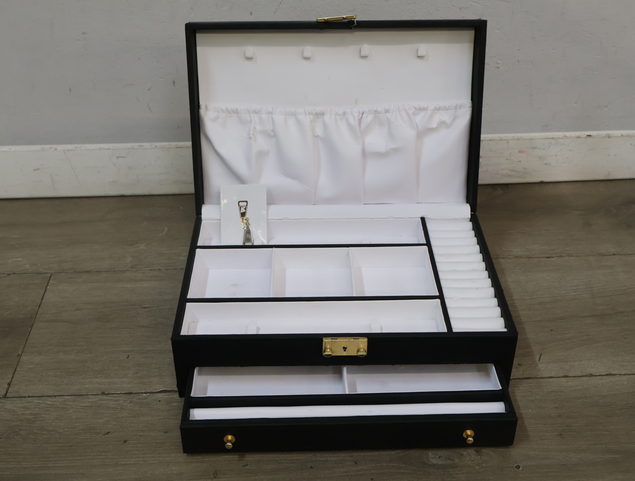 Sieradendoos met meerdere compartimenten en lade – foto 4 – kavel bij GSD Auctions, Zoeterwoude