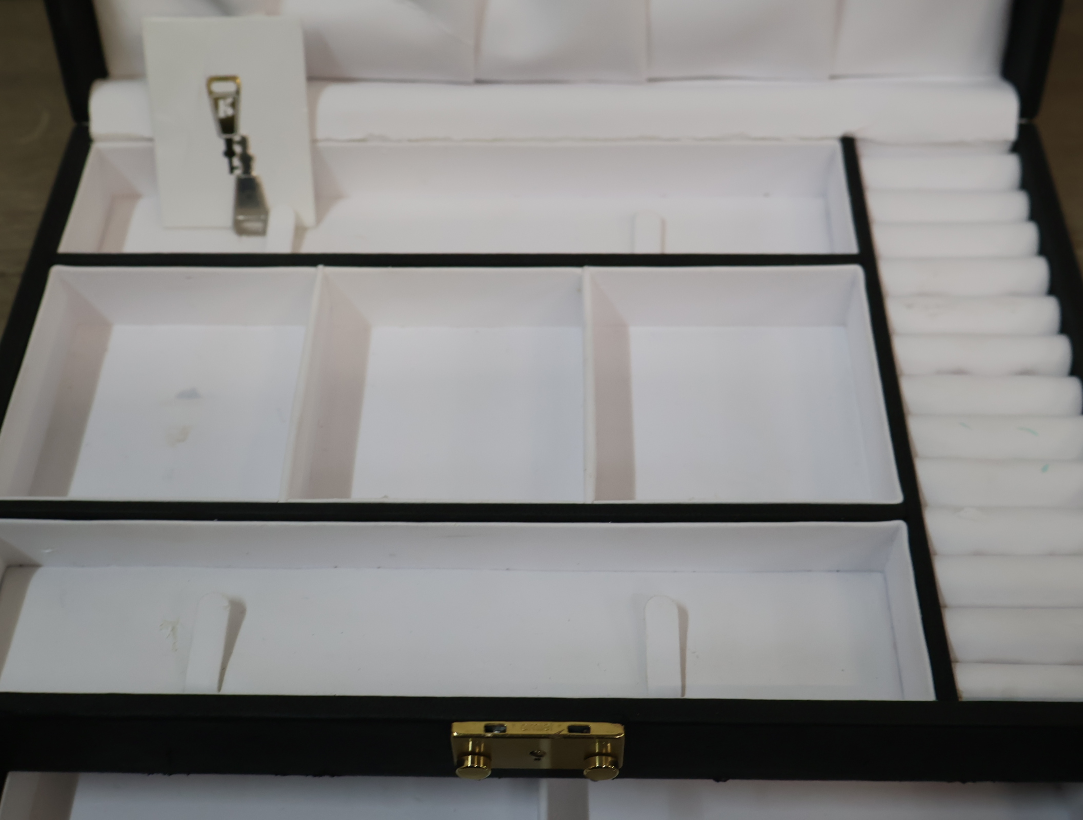 Sieradendoos met meerdere compartimenten en lade – foto 6 – kavel bij GSD Auctions, Zoeterwoude