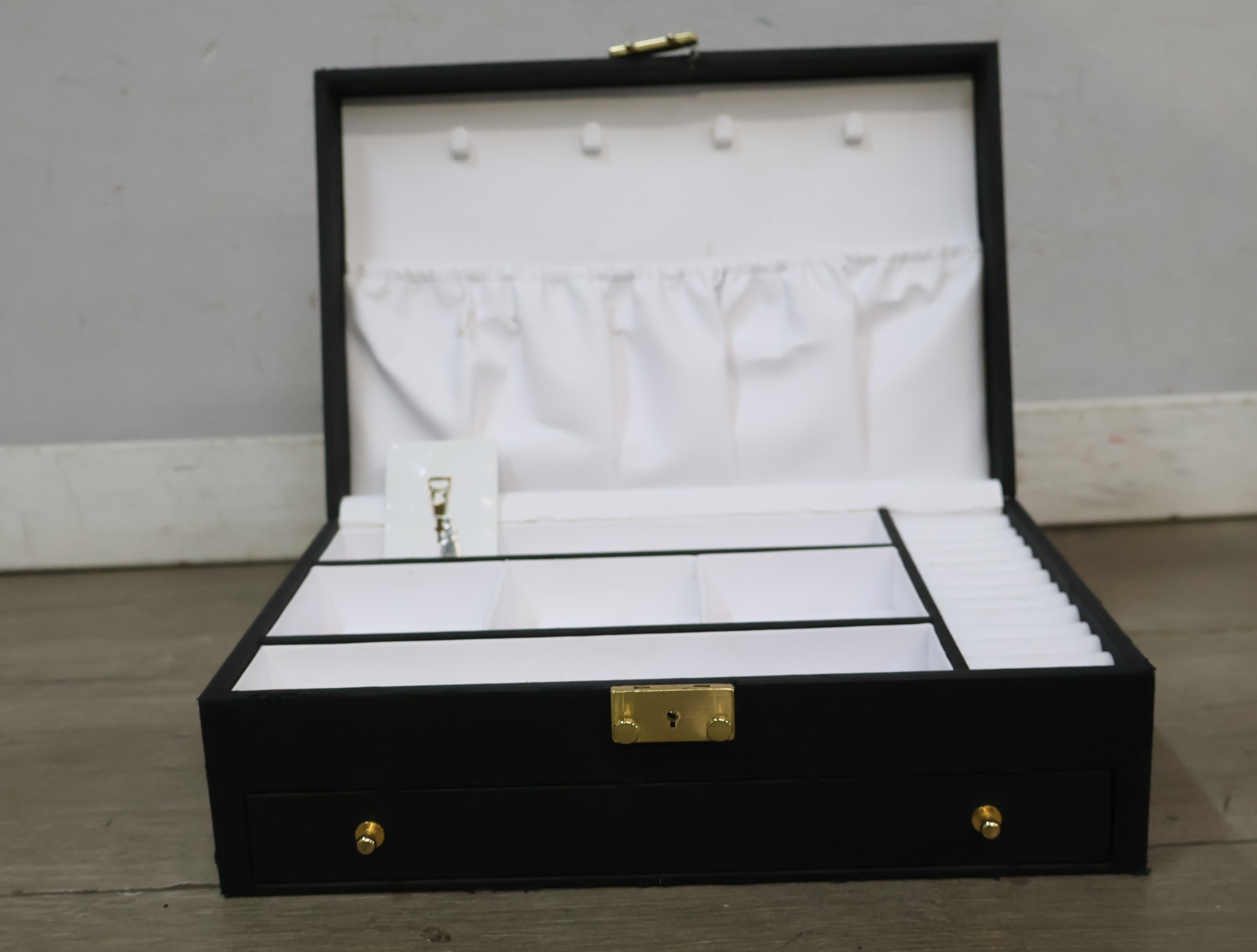 Sieradendoos met meerdere compartimenten en lade – foto 9 – kavel bij GSD Auctions, Zoeterwoude