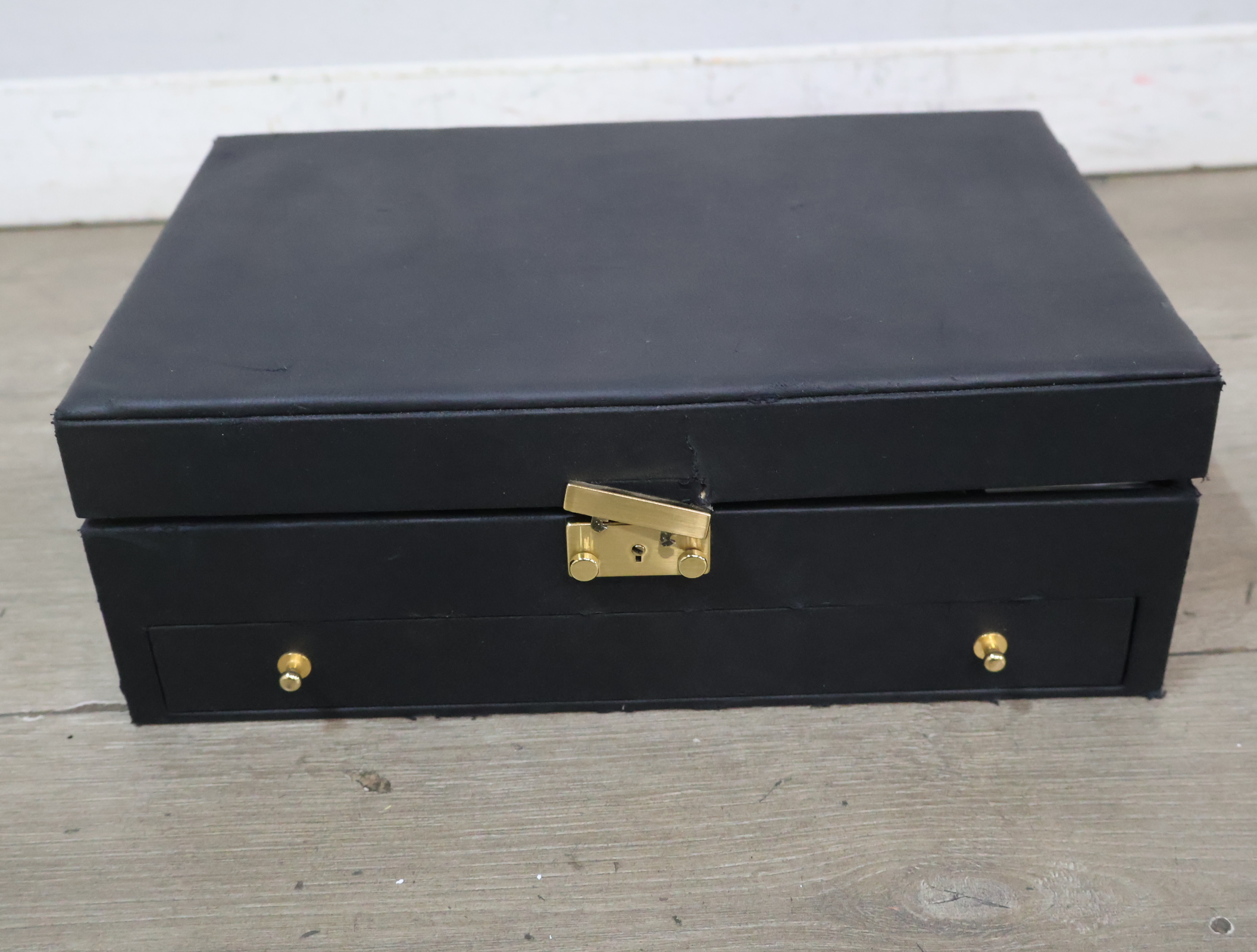 Sieradendoos met meerdere compartimenten en lade – foto 11 – kavel bij GSD Auctions, Zoeterwoude