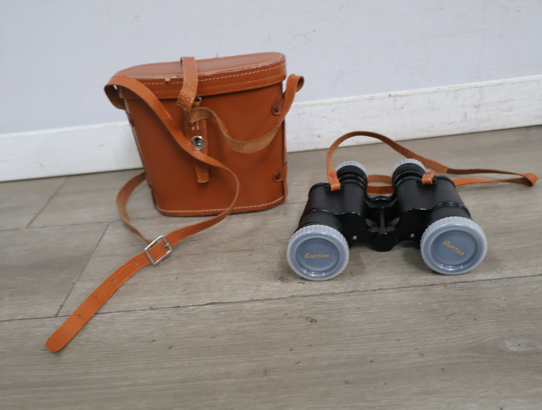 Carton verrekijker 8x40 - met etui – foto 3 – kavel bij GSD Auctions, Zoeterwoude